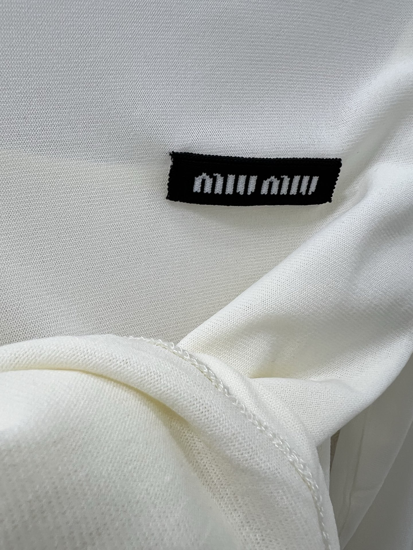 🔥🔥miumi*25新款网纱打底 微微堆领打底上衣  胸前经典logo贴标 网纱面料柔软亲肤 前片双层不