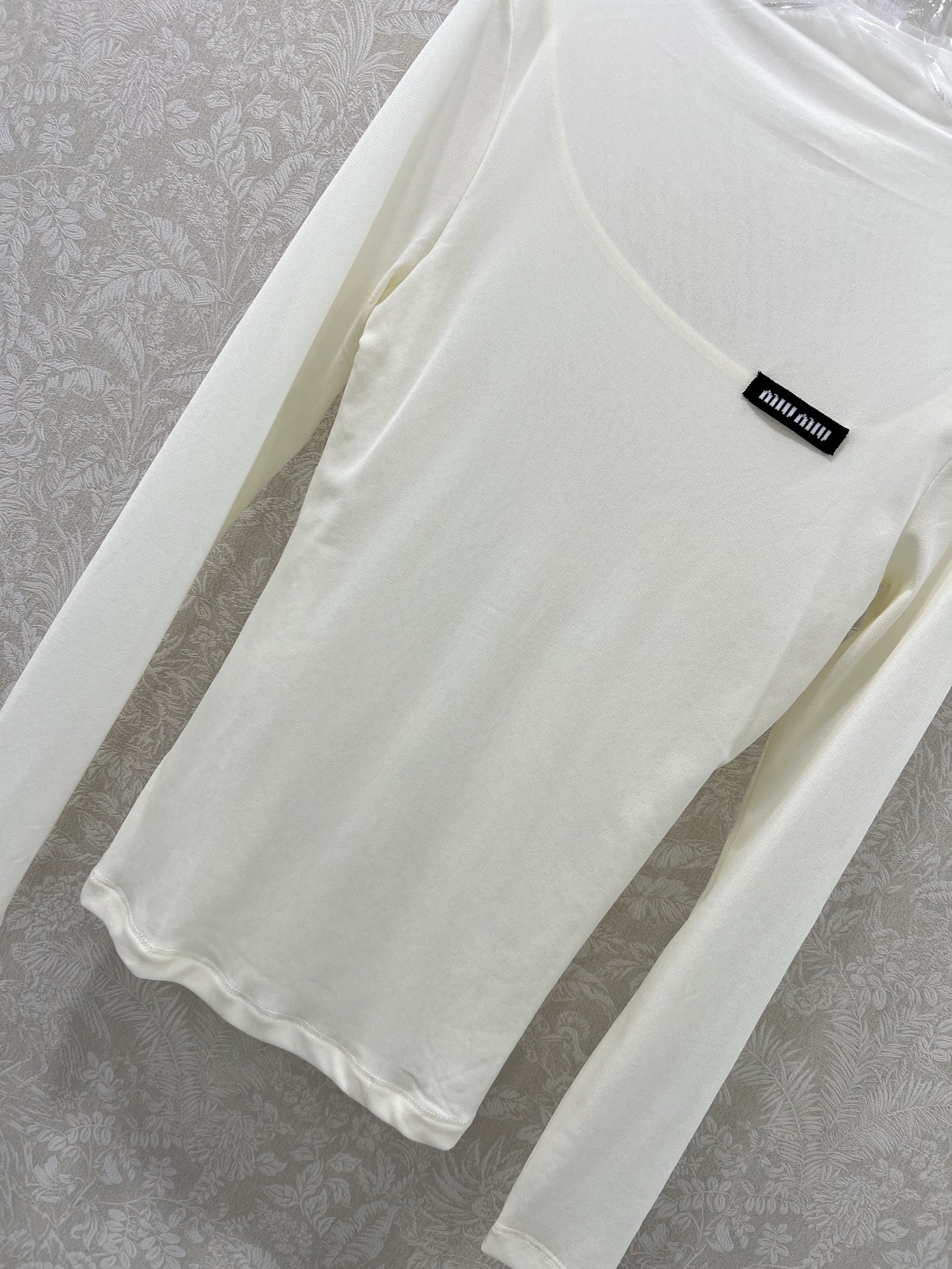 🔥🔥miumi*25新款网纱打底 微微堆领打底上衣  胸前经典logo贴标 网纱面料柔软亲肤 前片双层不