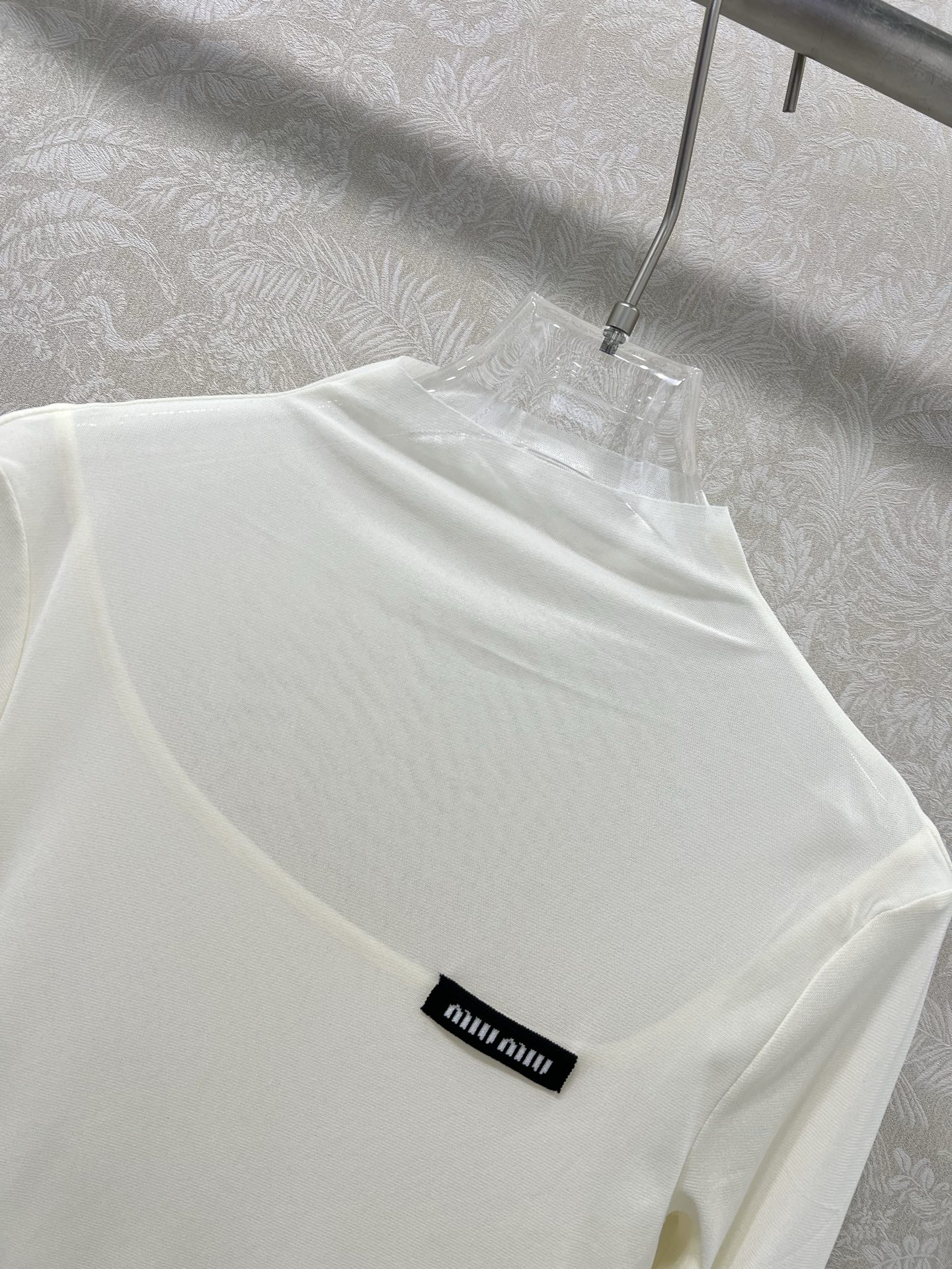 🔥🔥miumi*25新款网纱打底 微微堆领打底上衣  胸前经典logo贴标 网纱面料柔软亲肤 前片双层不