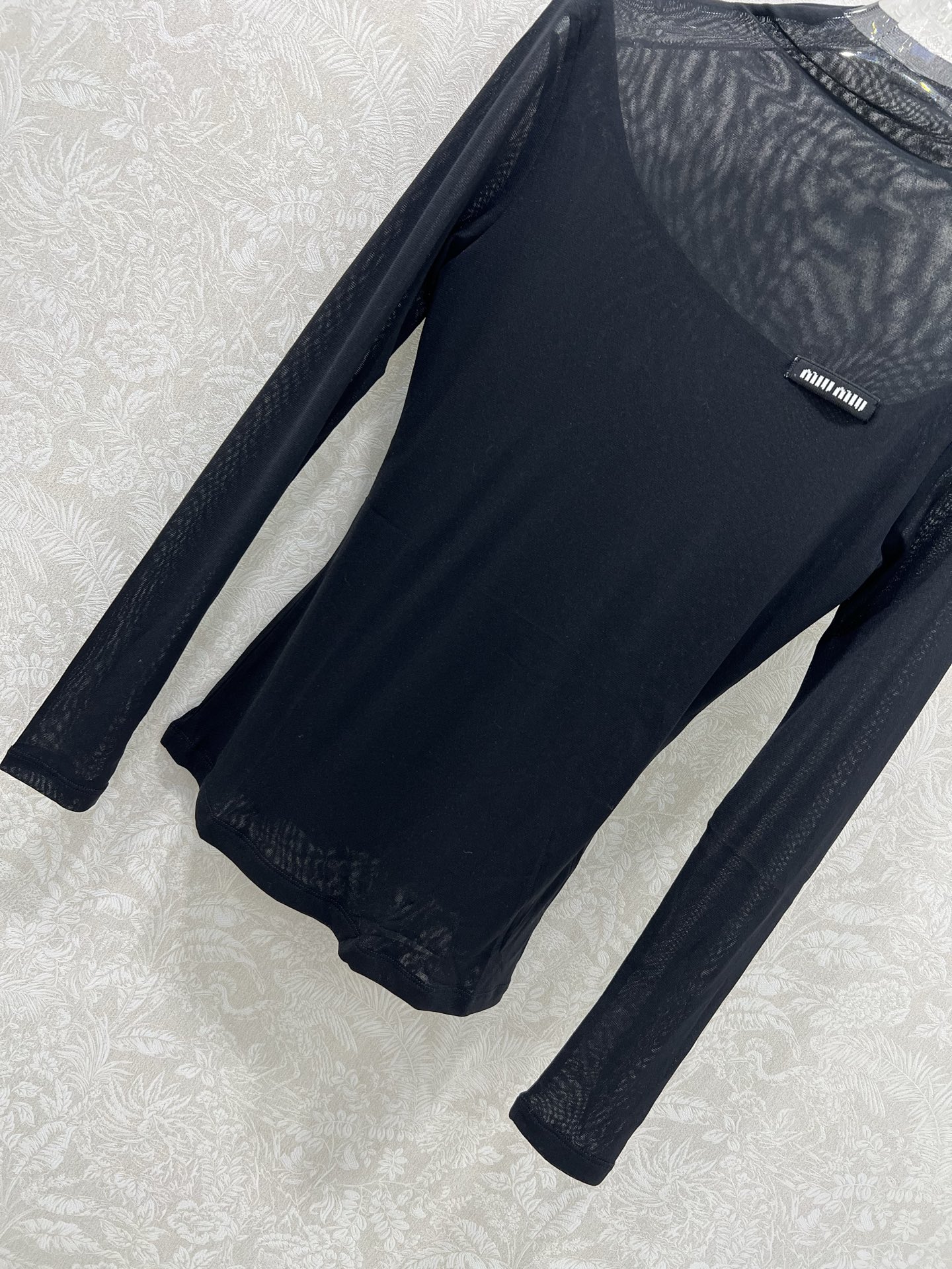 🔥🔥miumi*25新款网纱打底 微微堆领打底上衣  胸前经典logo贴标 网纱面料柔软亲肤 前片双层不