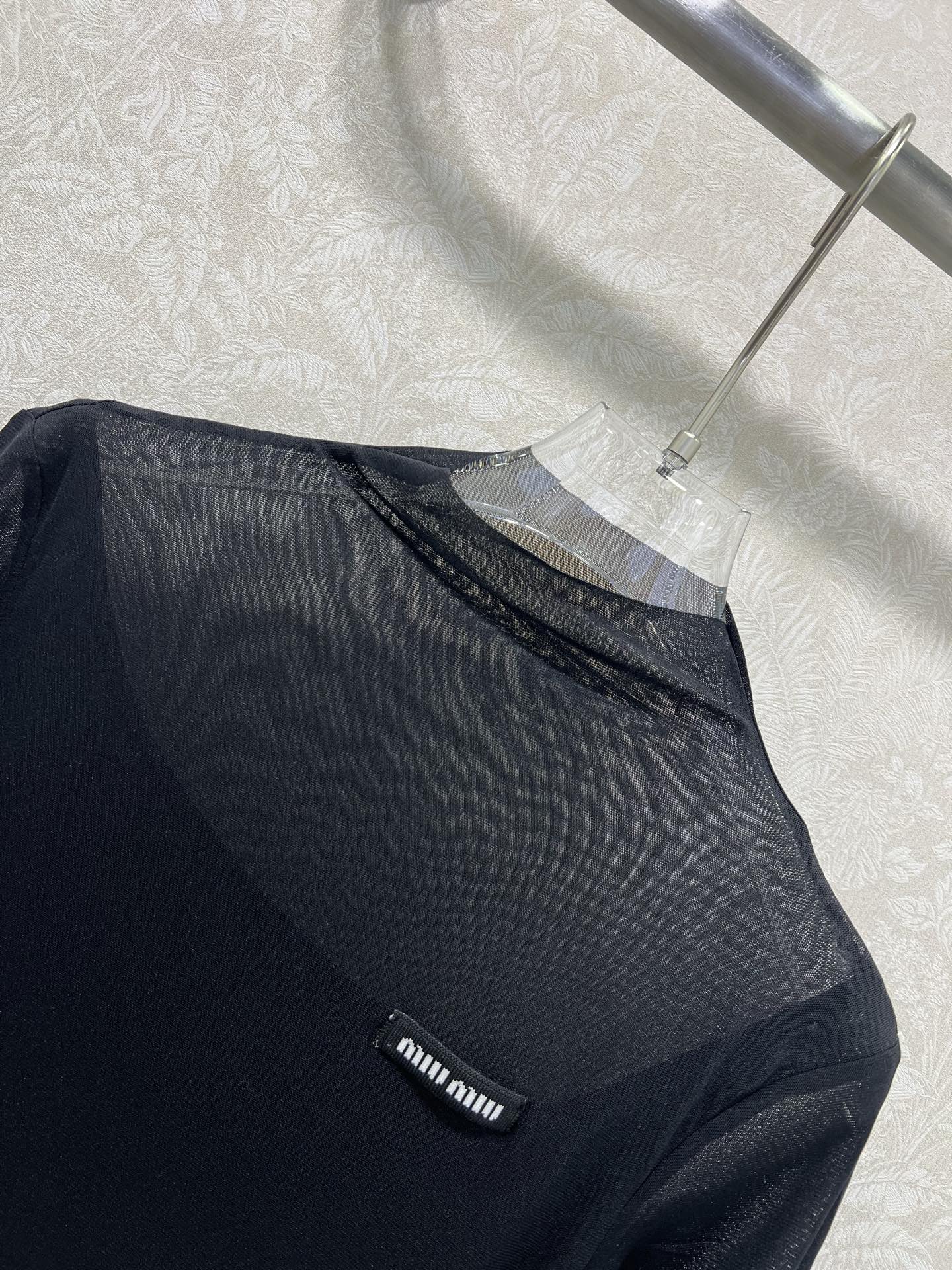 🔥🔥miumi*25新款网纱打底 微微堆领打底上衣  胸前经典logo贴标 网纱面料柔软亲肤 前片双层不