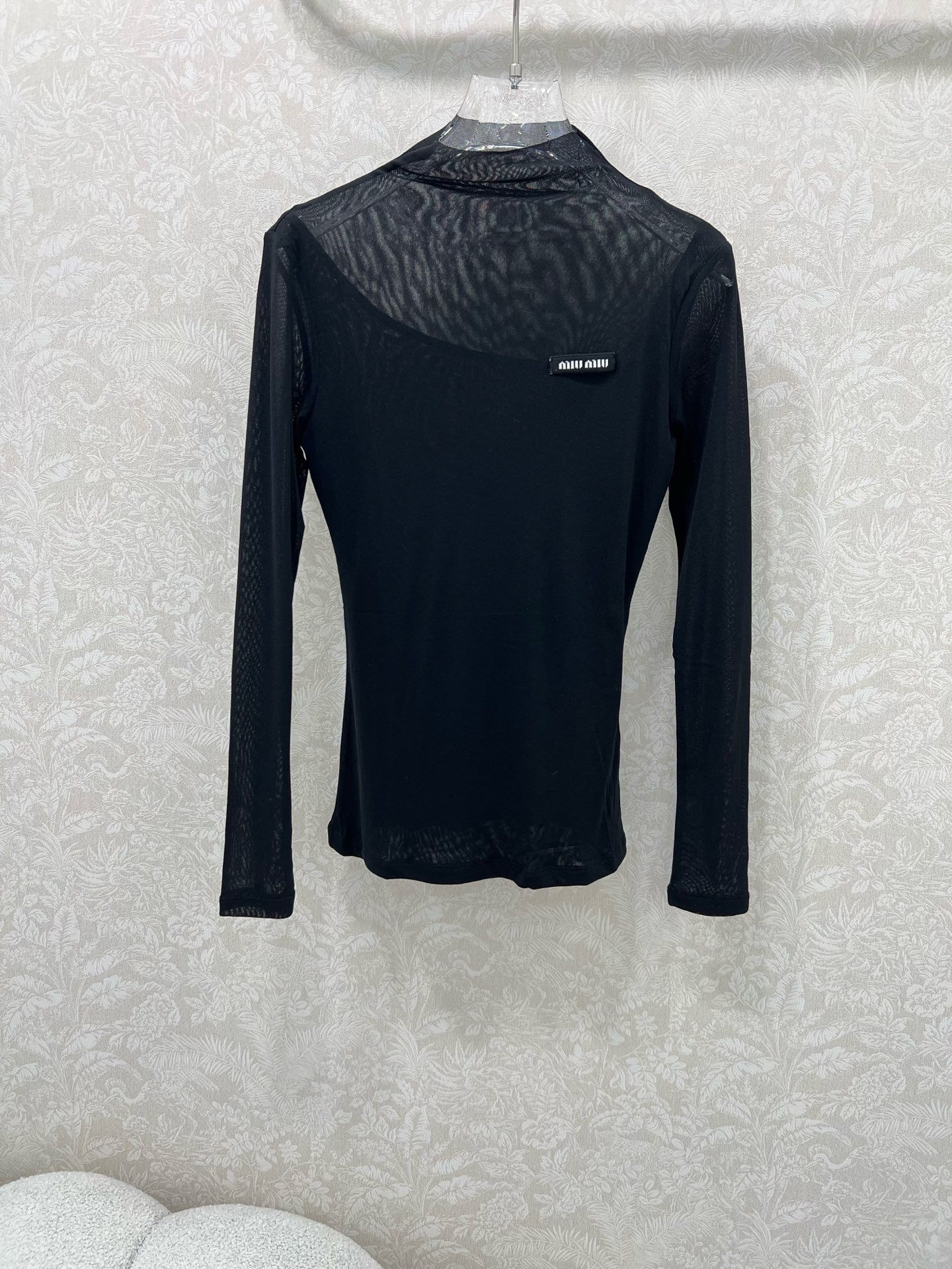 🔥🔥miumi*25新款网纱打底 微微堆领打底上衣  胸前经典logo贴标 网纱面料柔软亲肤 前片双层不