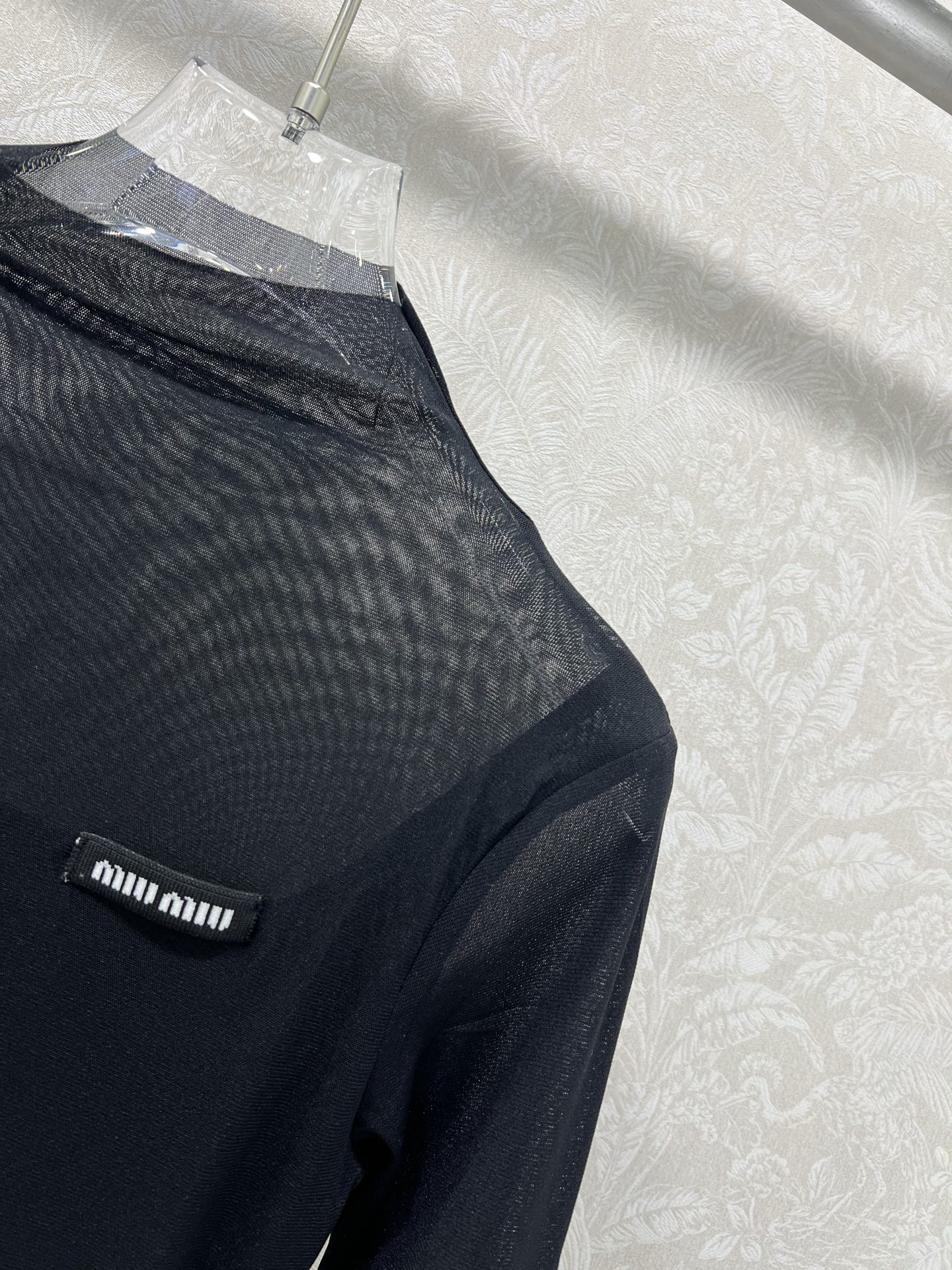 🔥🔥miumi*25新款网纱打底 微微堆领打底上衣  胸前经典logo贴标 网纱面料柔软亲肤 前片双层不