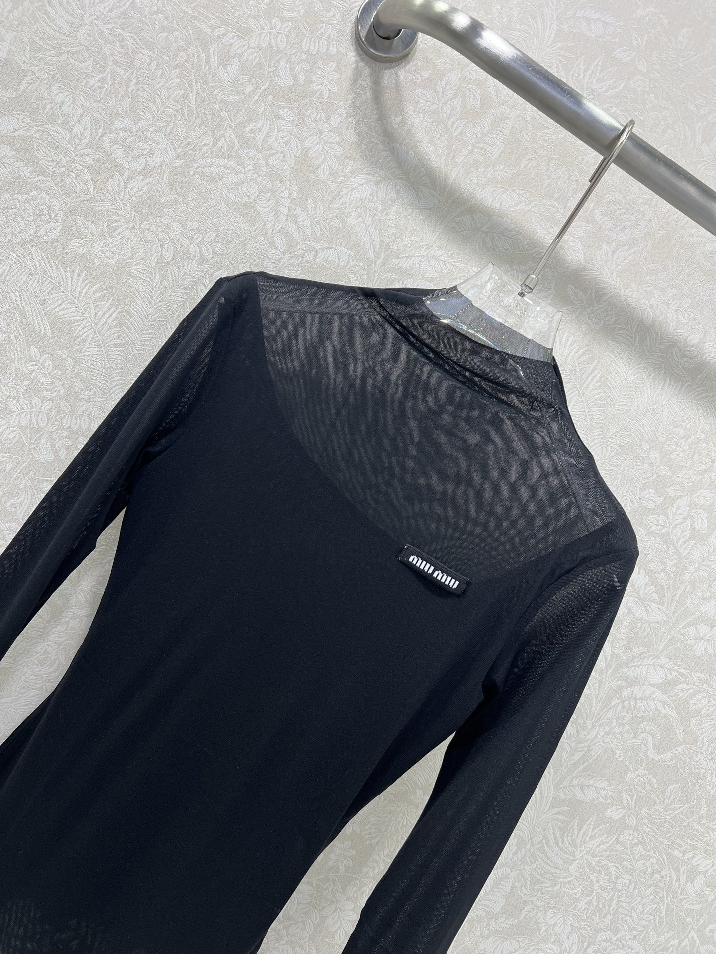 🔥🔥miumi*25新款网纱打底 微微堆领打底上衣  胸前经典logo贴标 网纱面料柔软亲肤 前片双层不