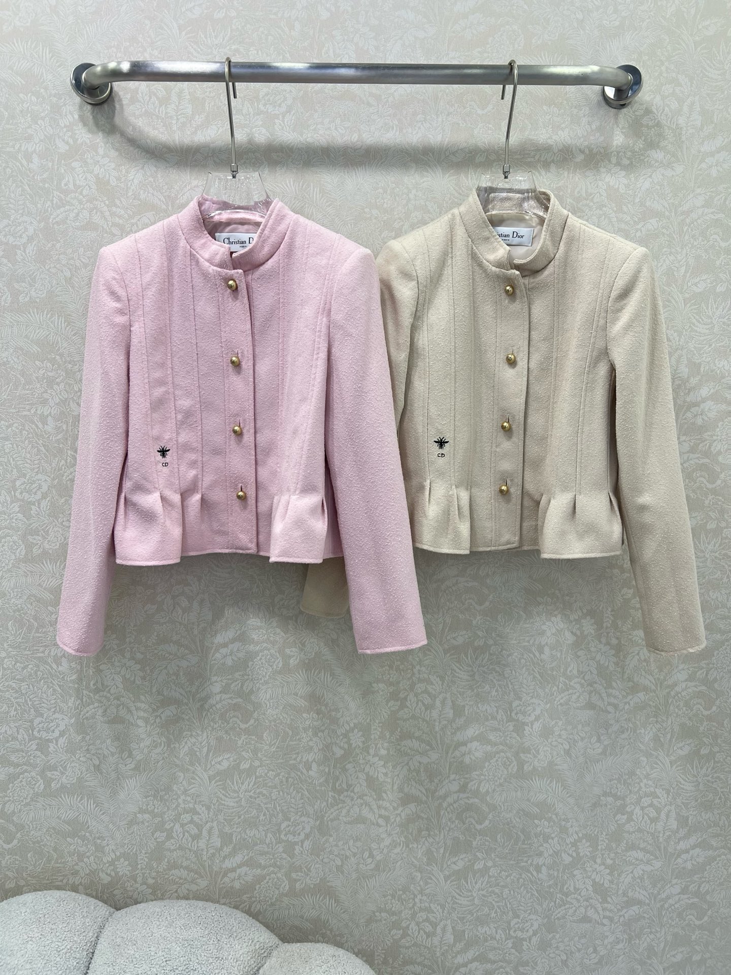 🔥🔥Dio*25新款立领排扣荷叶摆外套 高级又时髦的马卡龙配色 定制CD珍珠扣 立体剪裁版型上身显瘦绝绝