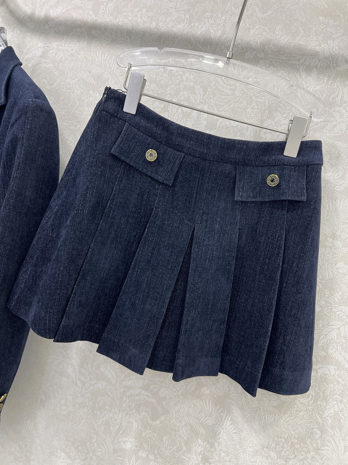 短裙细节🔥🔥 miumi* 25新款套装 磨毛西装外套➕百褶半裙  超火爆的miu系老钱风穿搭 定制mi