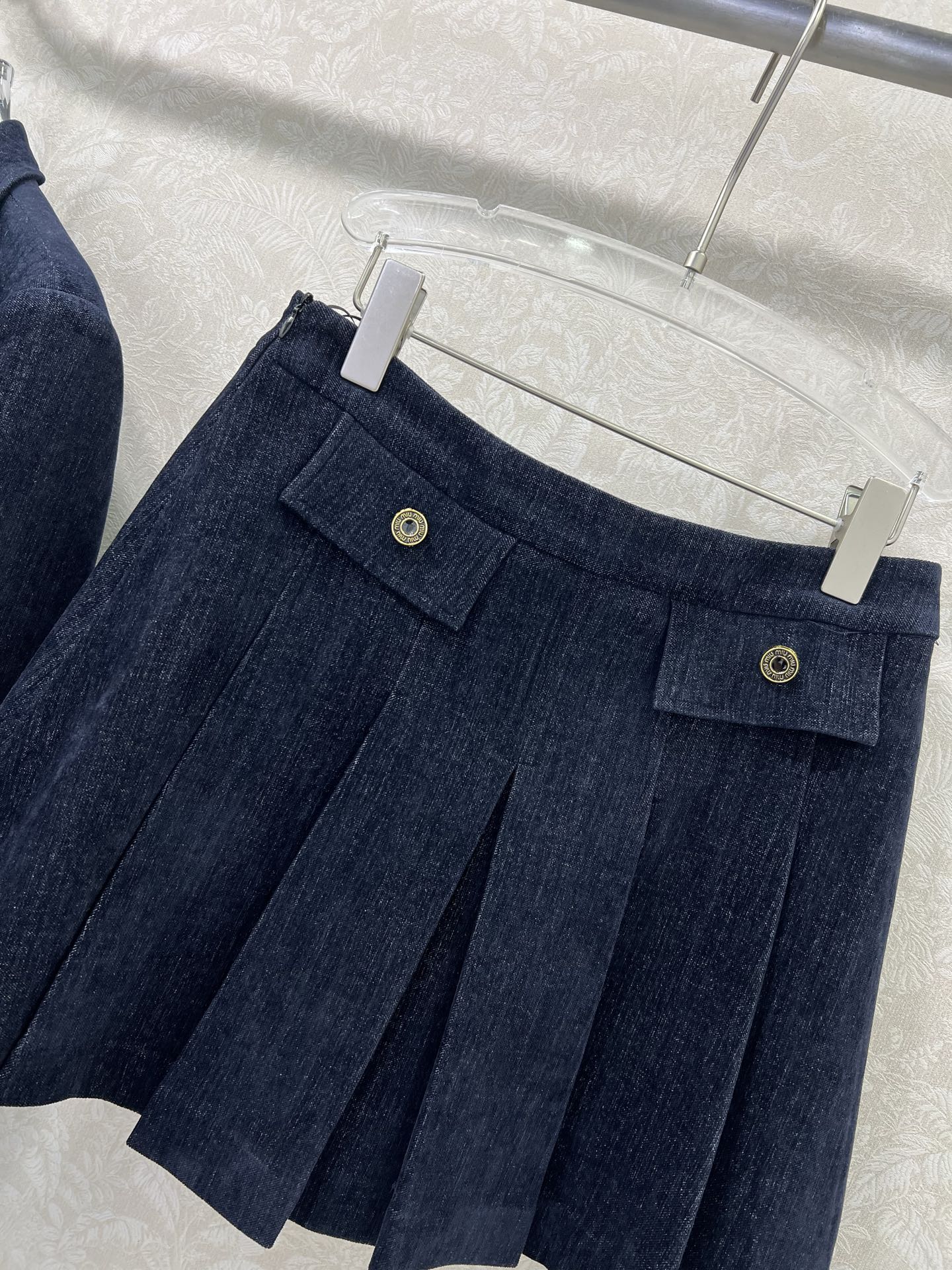 短裙细节🔥🔥 miumi* 25新款套装 磨毛西装外套➕百褶半裙  超火爆的miu系老钱风穿搭 定制mi