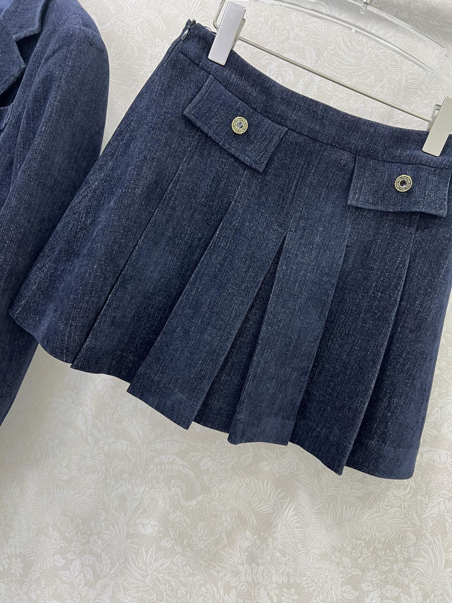 短裙细节🔥🔥 miumi* 25新款套装 磨毛西装外套➕百褶半裙  超火爆的miu系老钱风穿搭 定制mi