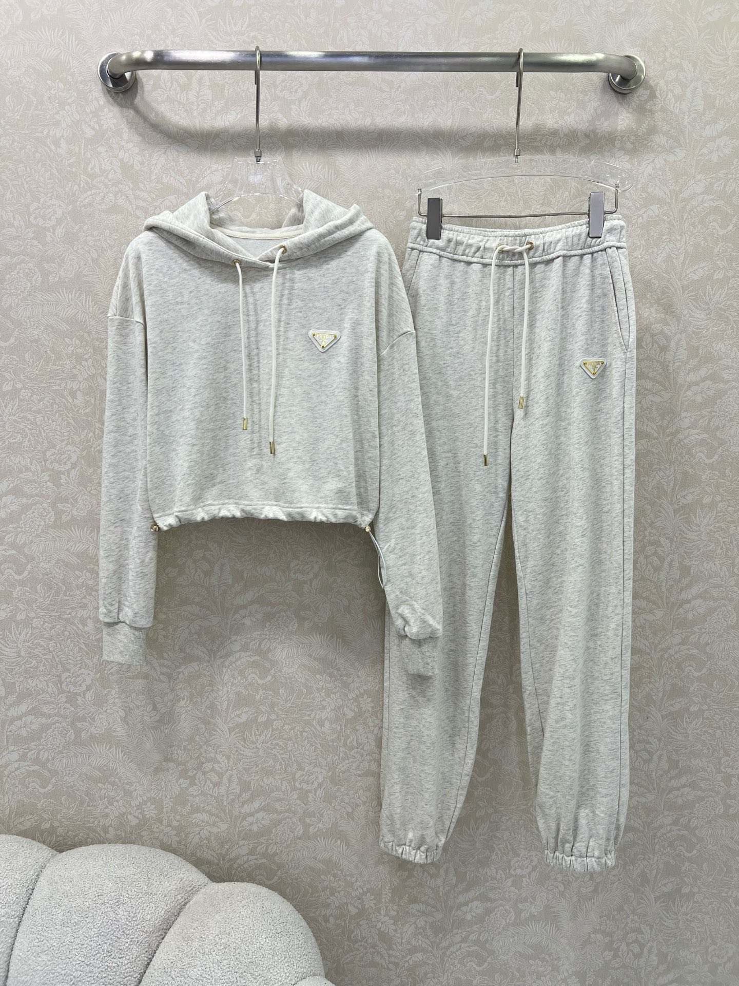 🔥🔥  PRAD*25早秋新款套装 连帽卫衣➕束脚长裤的组合  上衣经典三角标休闲复古又时髦 简约的线条