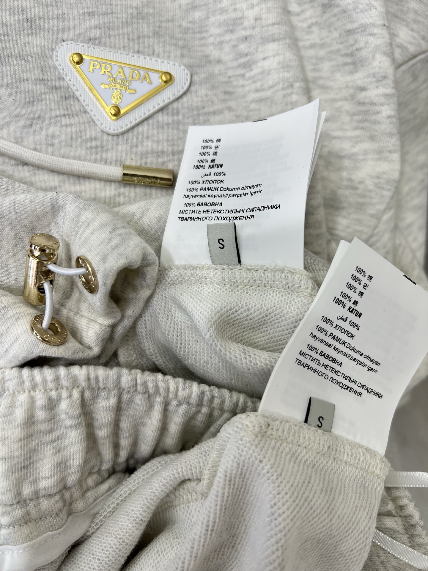 🔥🔥  PRAD*25早秋新款套装 连帽卫衣➕束脚长裤的组合  上衣经典三角标休闲复古又时髦 简约的线条