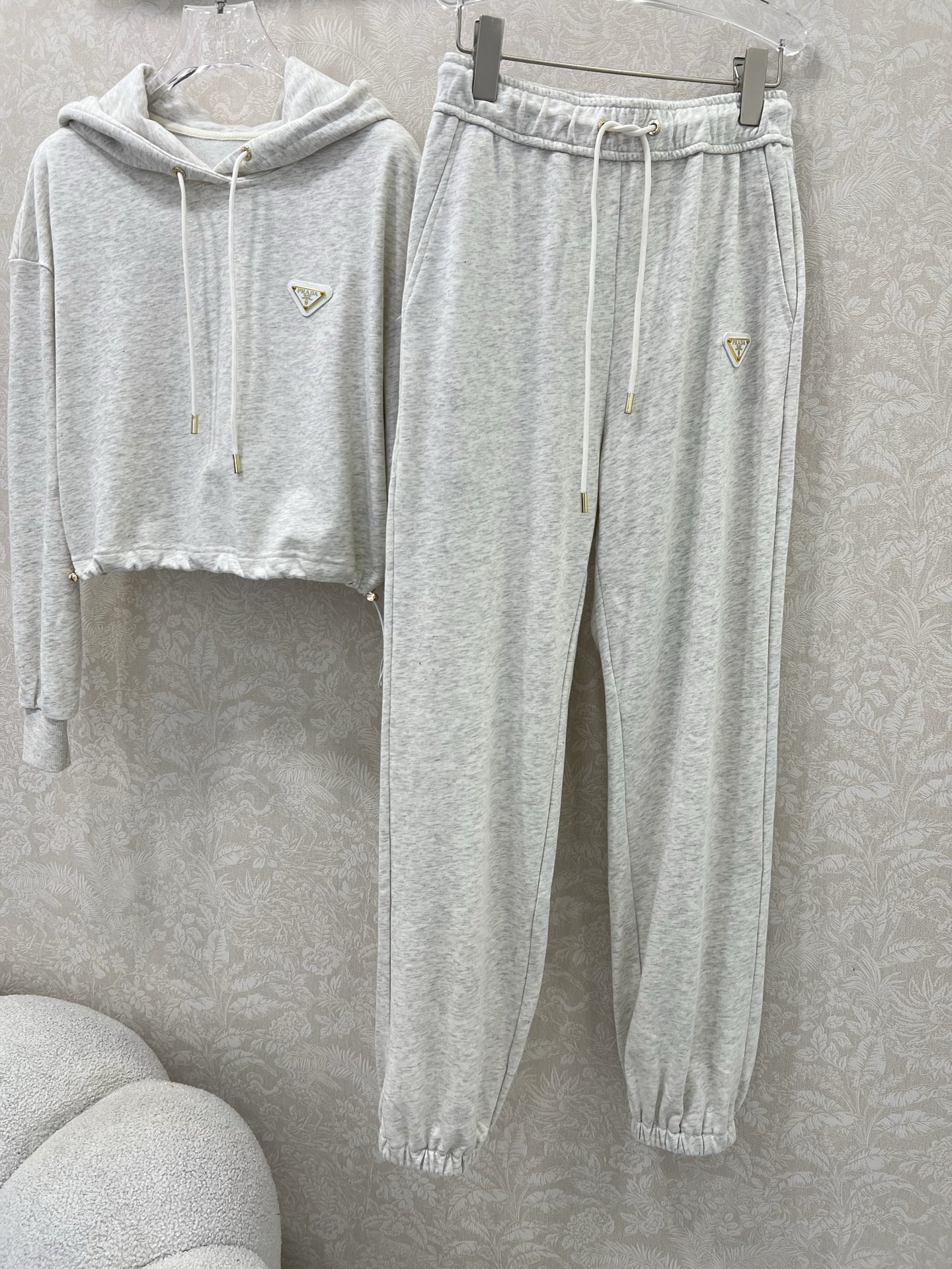 🔥🔥  PRAD*25早秋新款套装 连帽卫衣➕束脚长裤的组合  上衣经典三角标休闲复古又时髦 简约的线条