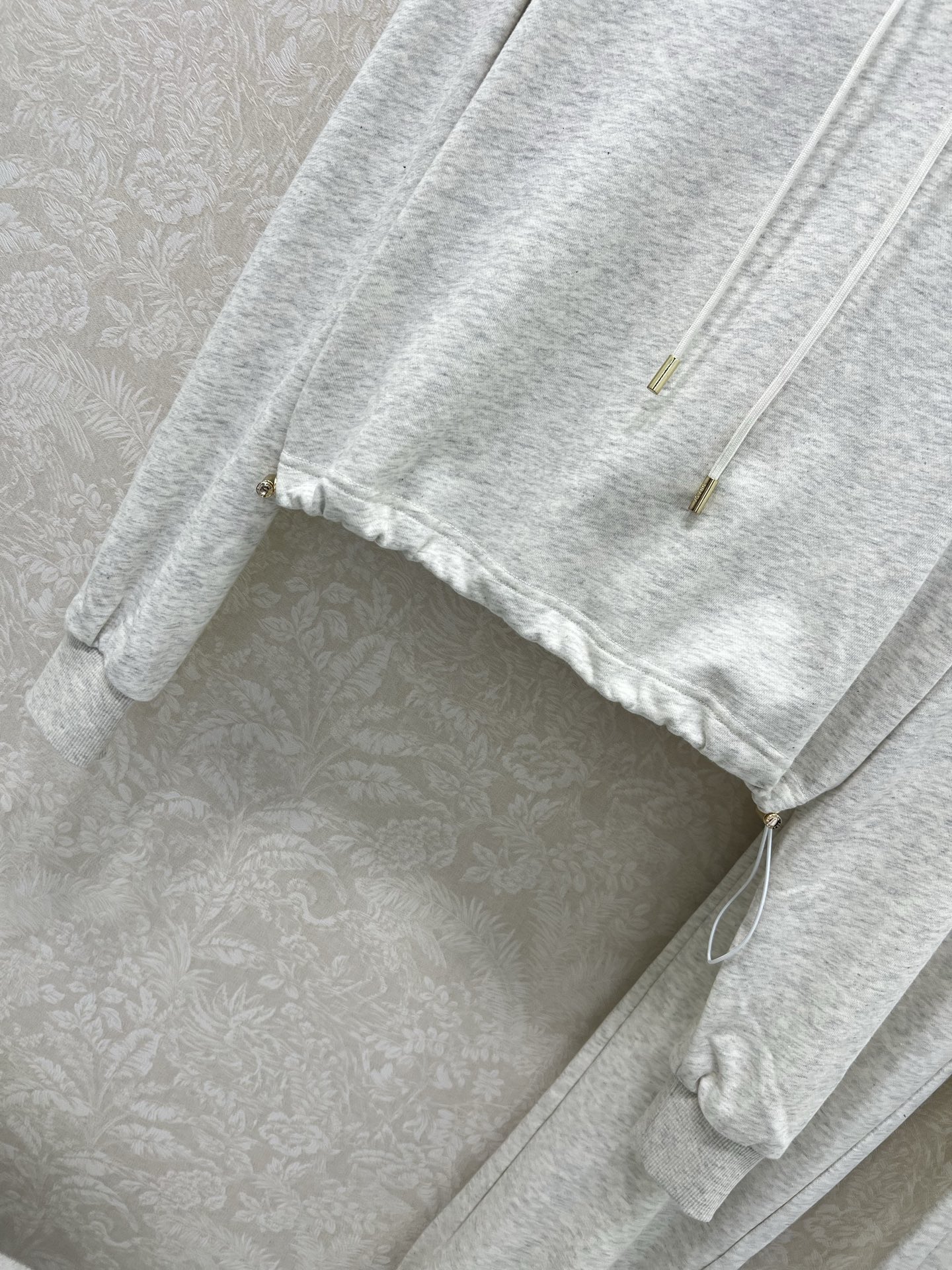 🔥🔥  PRAD*25早秋新款套装 连帽卫衣➕束脚长裤的组合  上衣经典三角标休闲复古又时髦 简约的线条