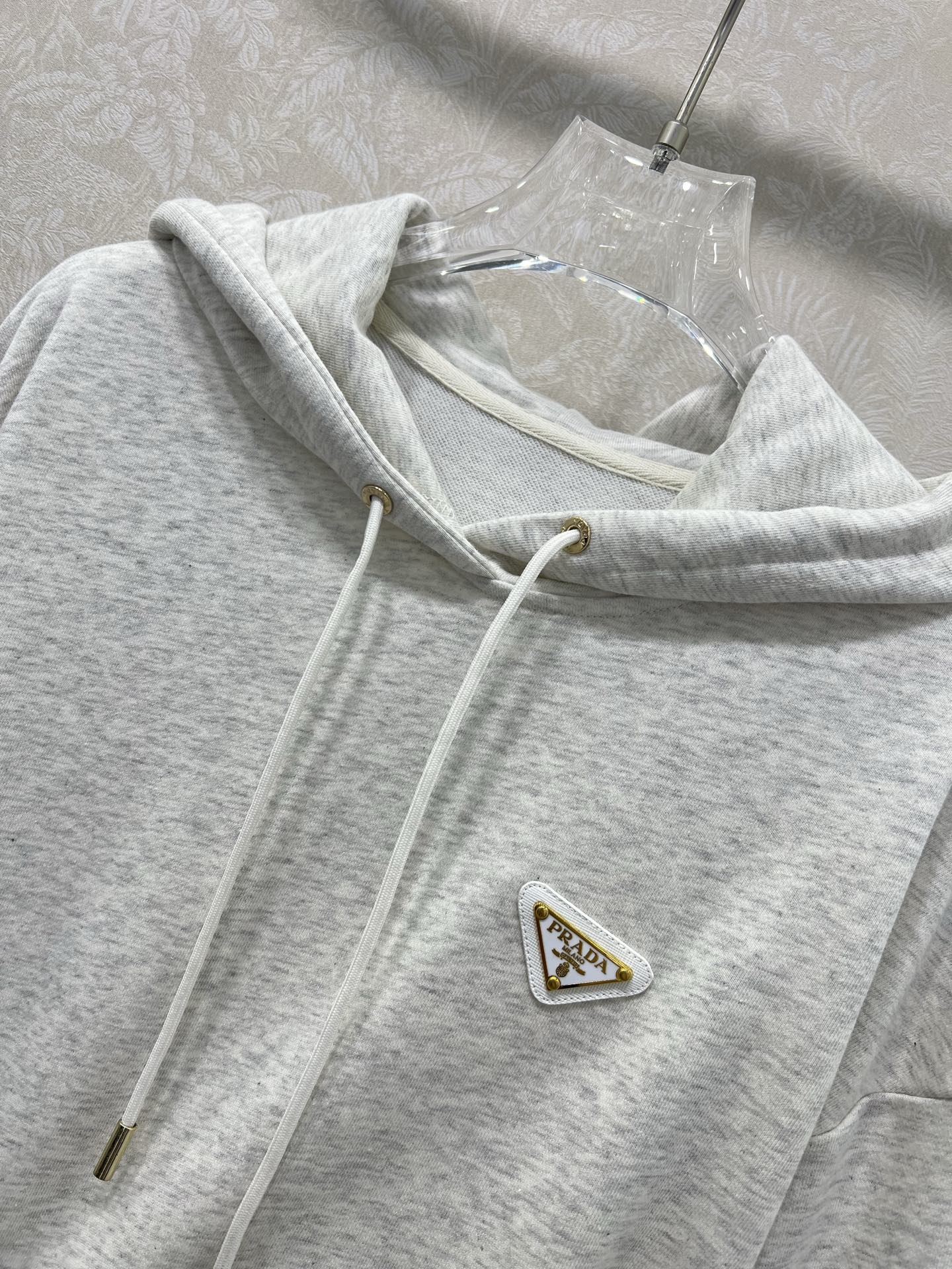 🔥🔥  PRAD*25早秋新款套装 连帽卫衣➕束脚长裤的组合  上衣经典三角标休闲复古又时髦 简约的线条