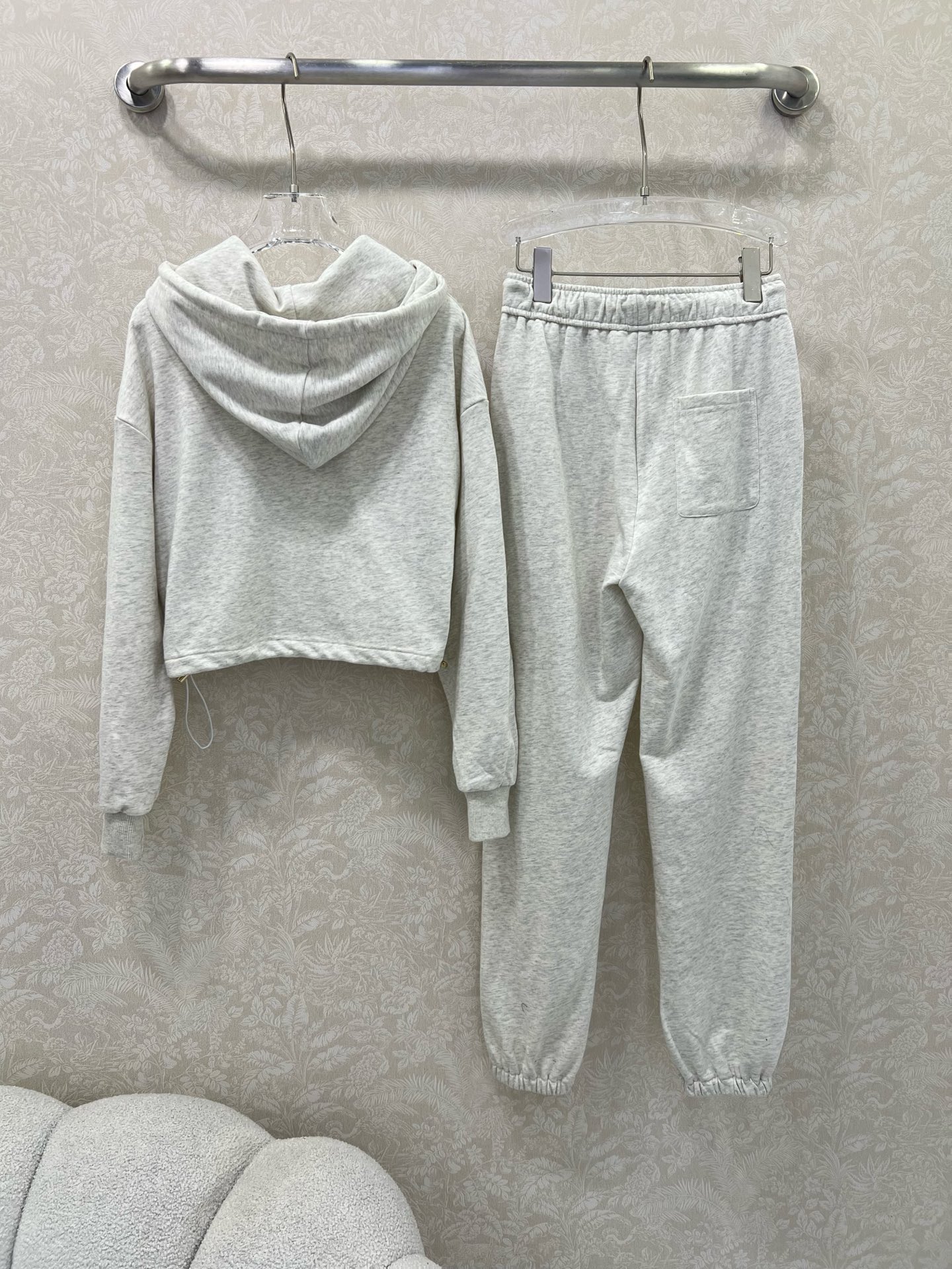 🔥🔥  PRAD*25早秋新款套装 连帽卫衣➕束脚长裤的组合  上衣经典三角标休闲复古又时髦 简约的线条