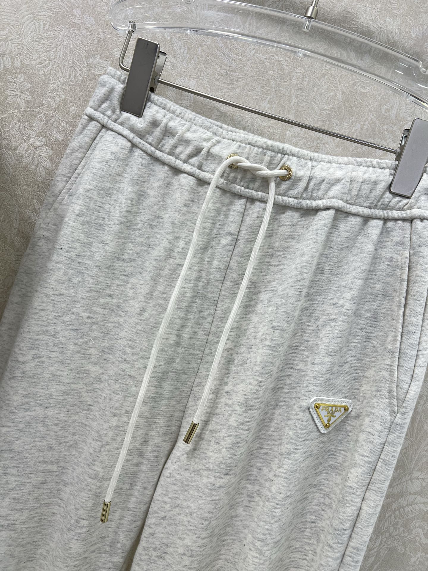 🔥🔥  PRAD*25早秋新款套装 连帽卫衣➕束脚长裤的组合  上衣经典三角标休闲复古又时髦 简约的线条