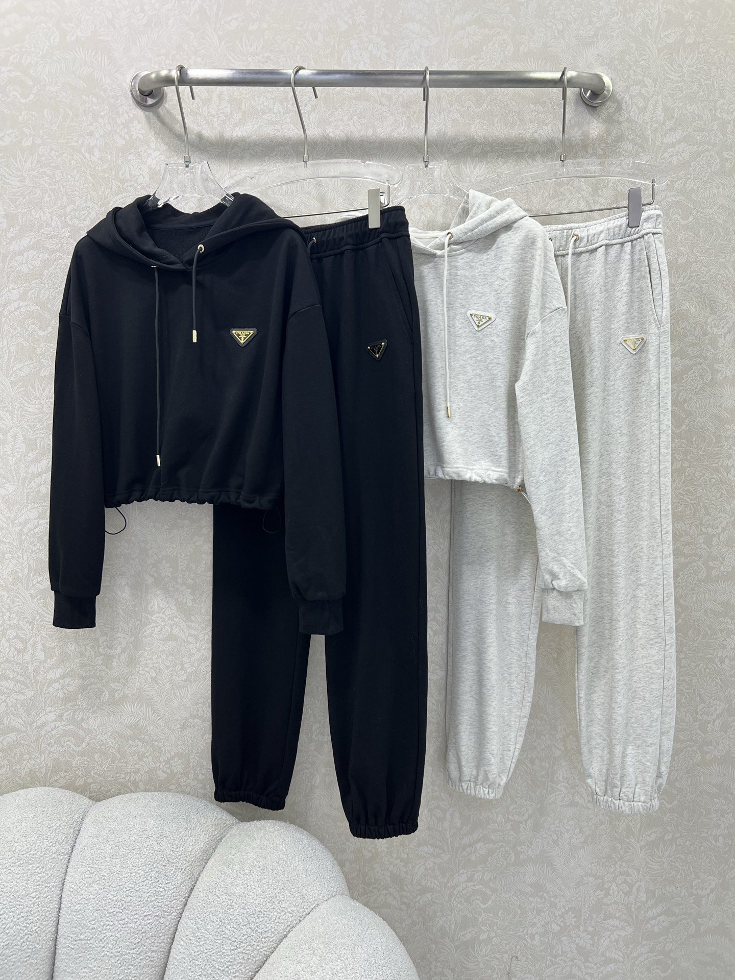 🔥🔥  PRAD*25早秋新款套装 连帽卫衣➕束脚长裤的组合  上衣经典三角标休闲复古又时髦 简约的线条