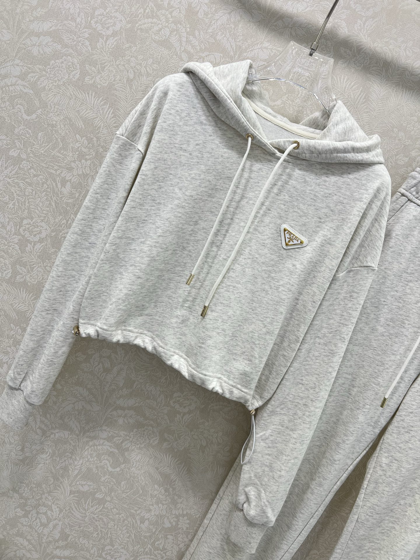 🔥🔥  PRAD*25早秋新款套装 连帽卫衣➕束脚长裤的组合  上衣经典三角标休闲复古又时髦 简约的线条