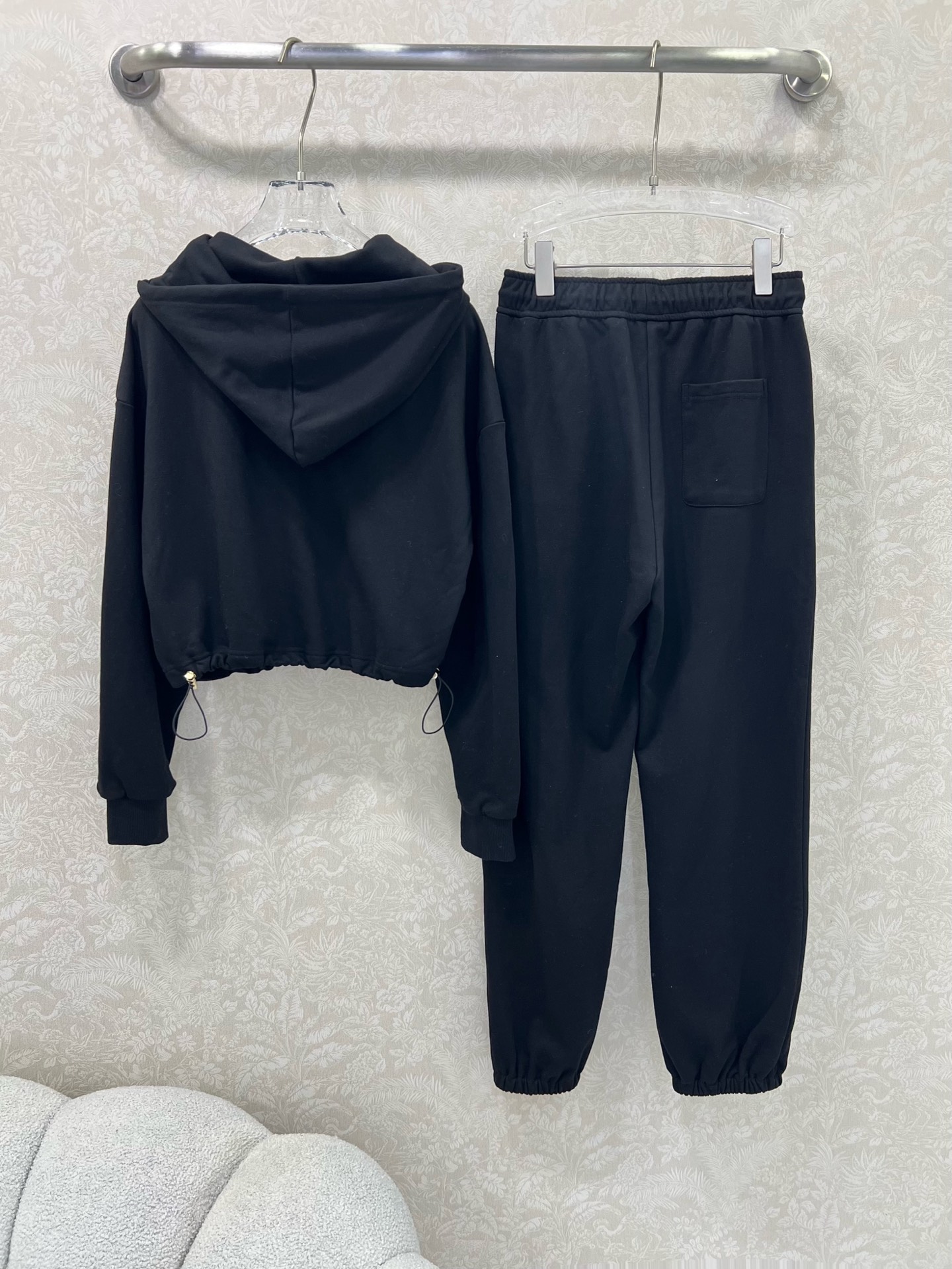 🔥🔥  PRAD*25早秋新款套装 连帽卫衣➕束脚长裤的组合  上衣经典三角标休闲复古又时髦 简约的线条