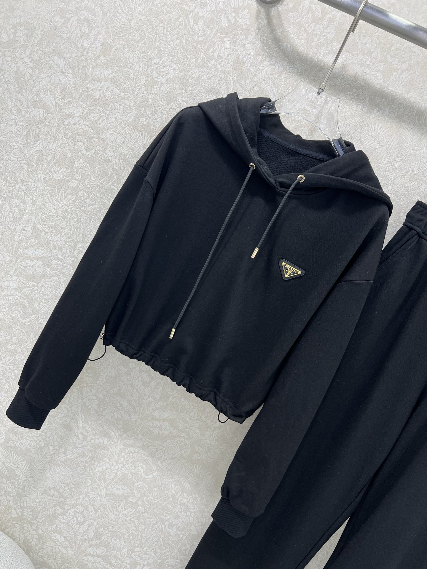 🔥🔥  PRAD*25早秋新款套装 连帽卫衣➕束脚长裤的组合  上衣经典三角标休闲复古又时髦 简约的线条