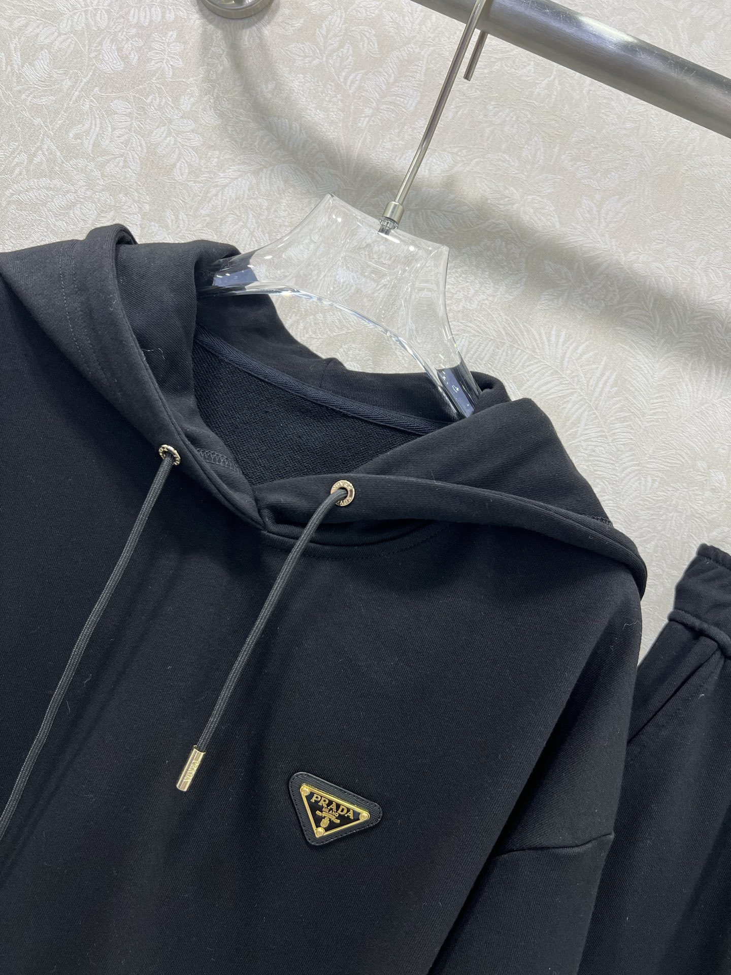 🔥🔥  PRAD*25早秋新款套装 连帽卫衣➕束脚长裤的组合  上衣经典三角标休闲复古又时髦 简约的线条