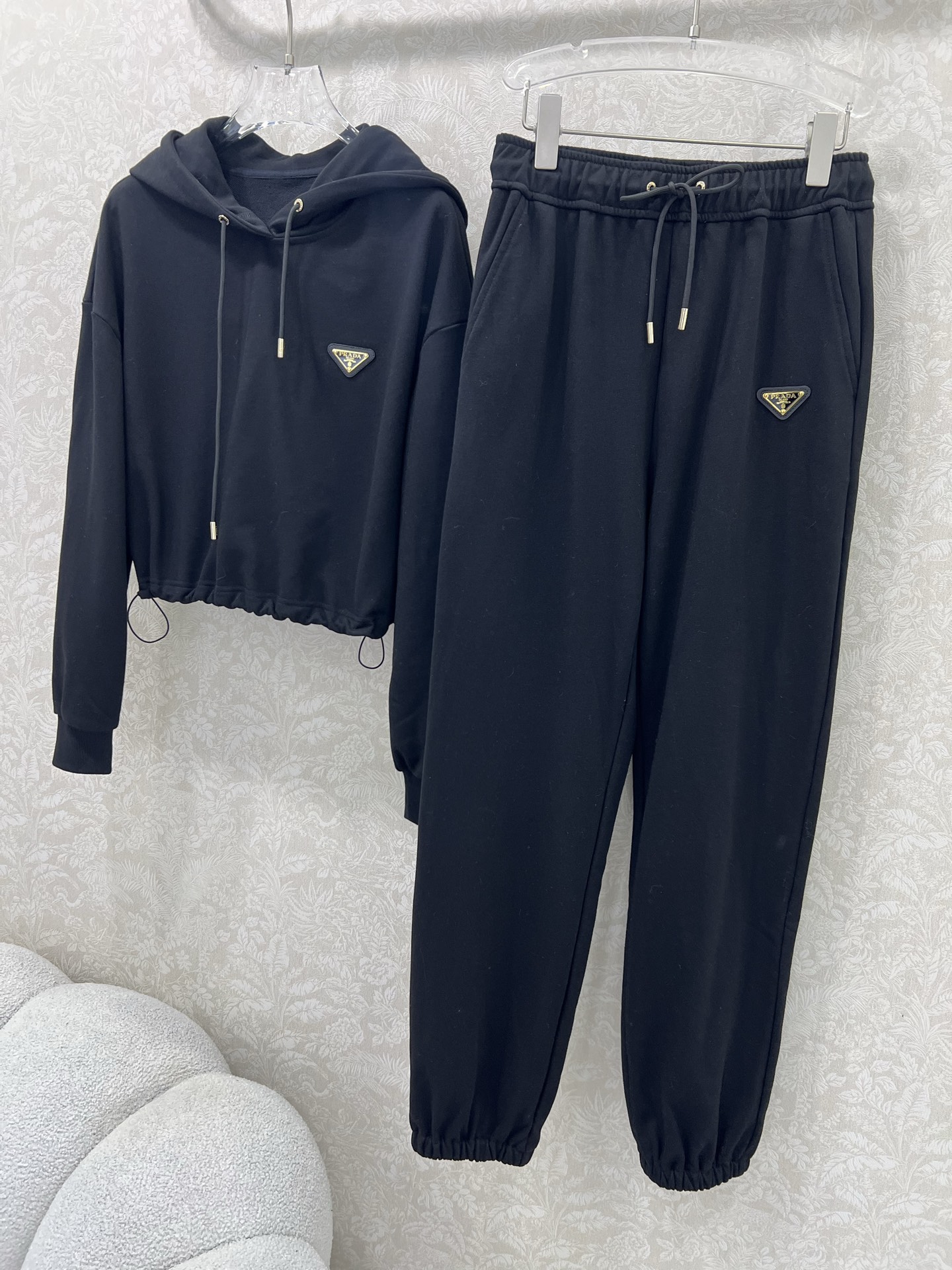 🔥🔥  PRAD*25早秋新款套装 连帽卫衣➕束脚长裤的组合  上衣经典三角标休闲复古又时髦 简约的线条