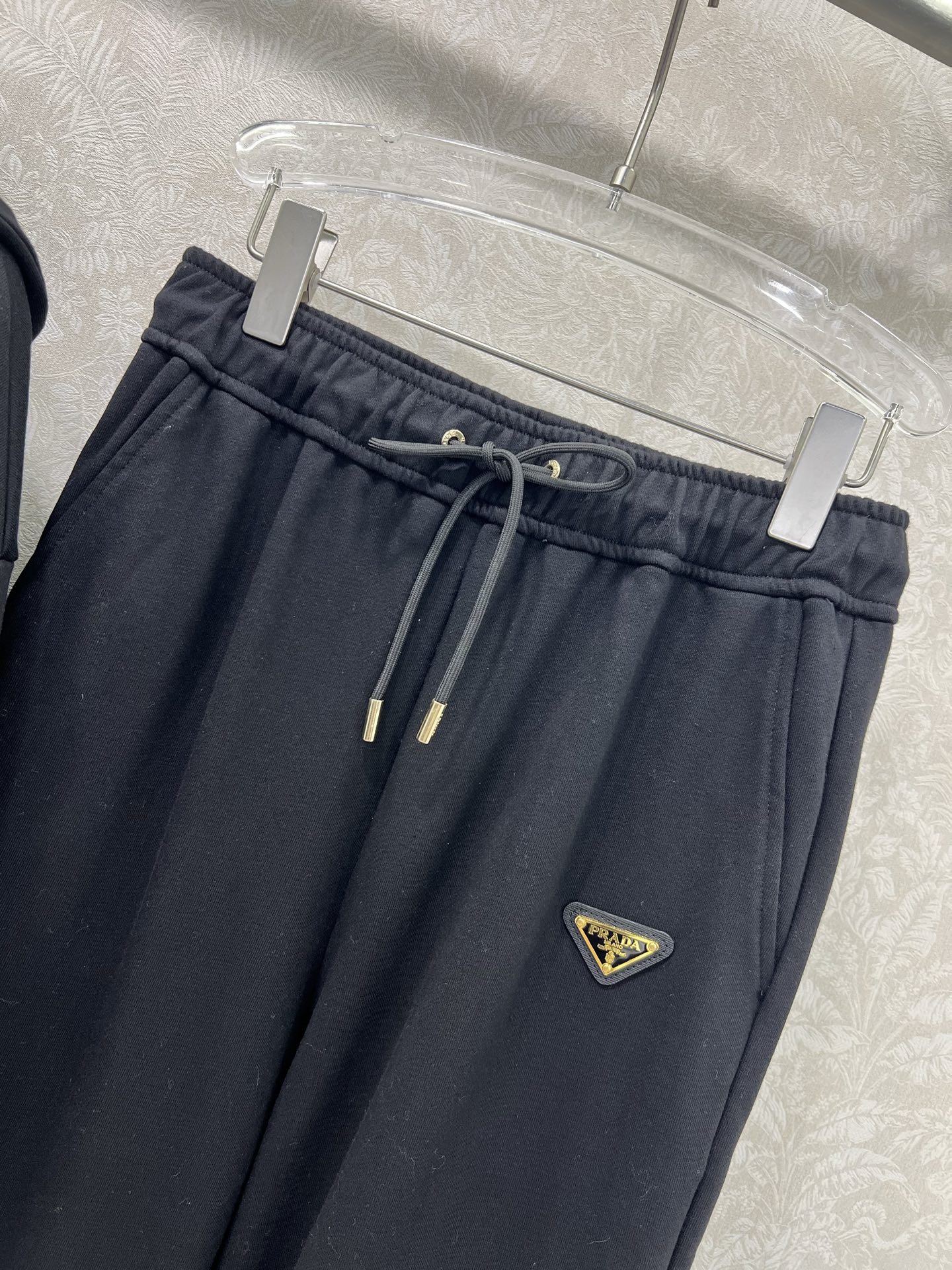 🔥🔥  PRAD*25早秋新款套装 连帽卫衣➕束脚长裤的组合  上衣经典三角标休闲复古又时髦 简约的线条