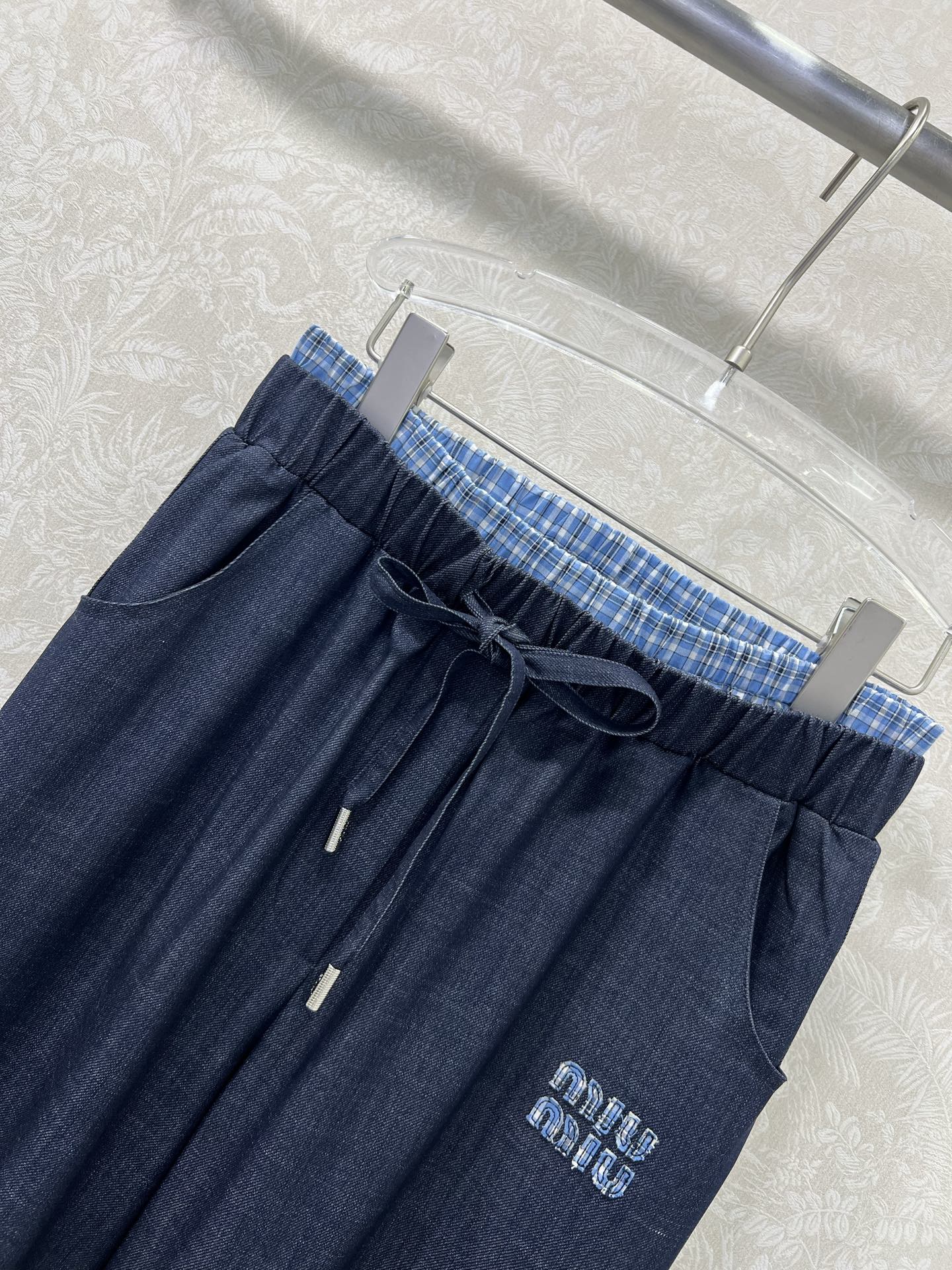 🔥🔥miumi*25新款拼蓝格抽绳阔腿长裤 超火爆的蓝格子系列 撞色蓝格子双腰头设计 裤身刺绣字母log