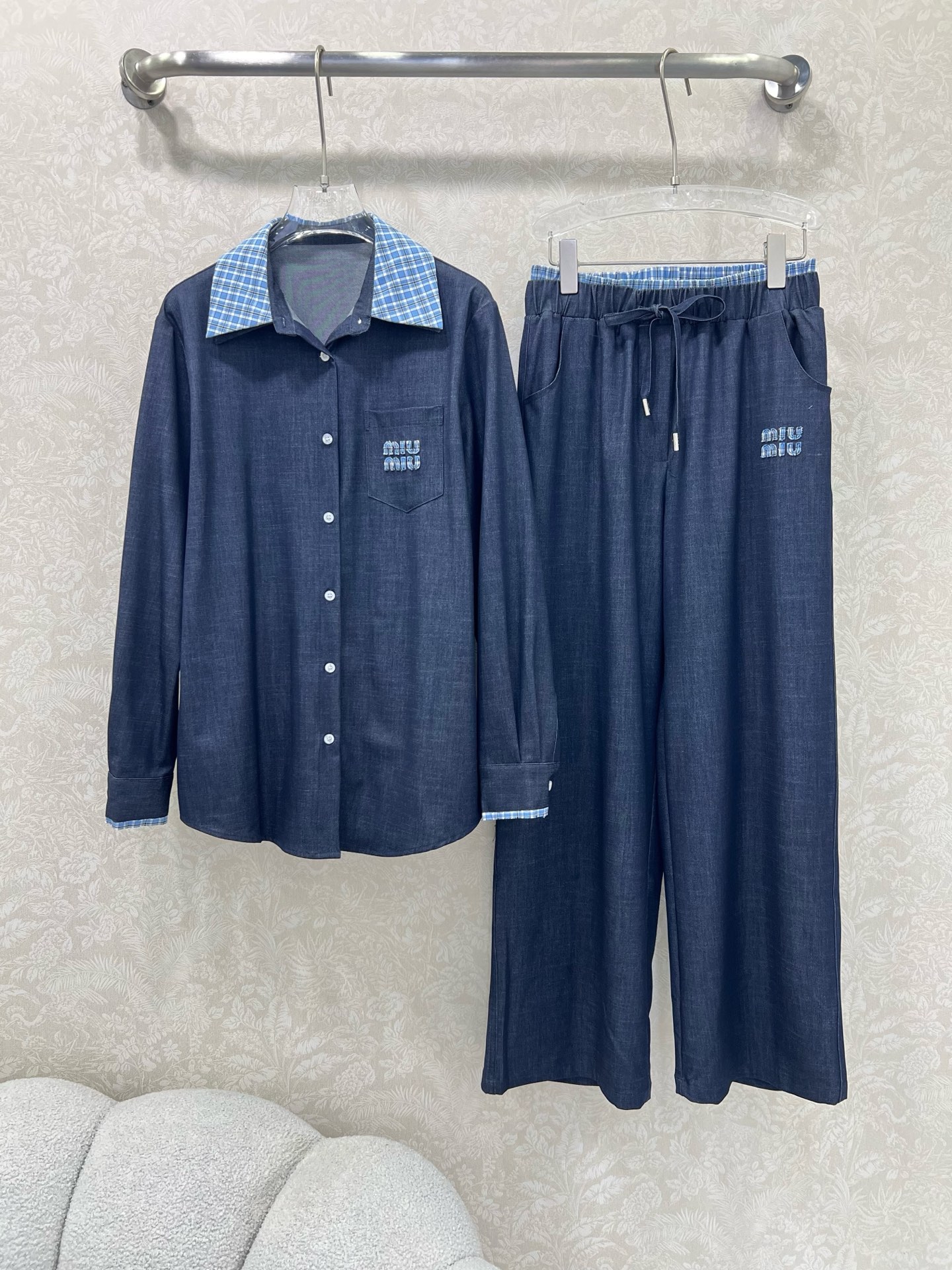 🔥🔥miumi*25新款拼蓝格翻领长袖衬衣 超火爆的蓝格子系列 胸前口袋字母刺绣徽标 撞色polo领单排