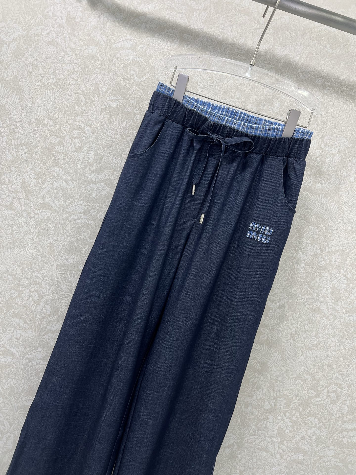 🔥🔥miumi*25新款拼蓝格抽绳阔腿长裤 超火爆的蓝格子系列 撞色蓝格子双腰头设计 裤身刺绣字母log