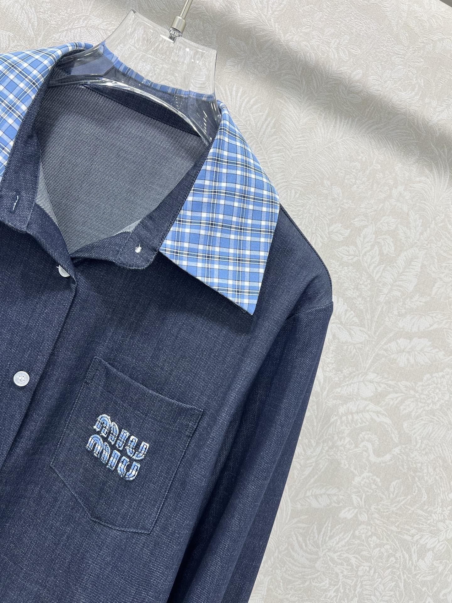 🔥🔥miumi*25新款拼蓝格翻领长袖衬衣 超火爆的蓝格子系列 胸前口袋字母刺绣徽标 撞色polo领单排