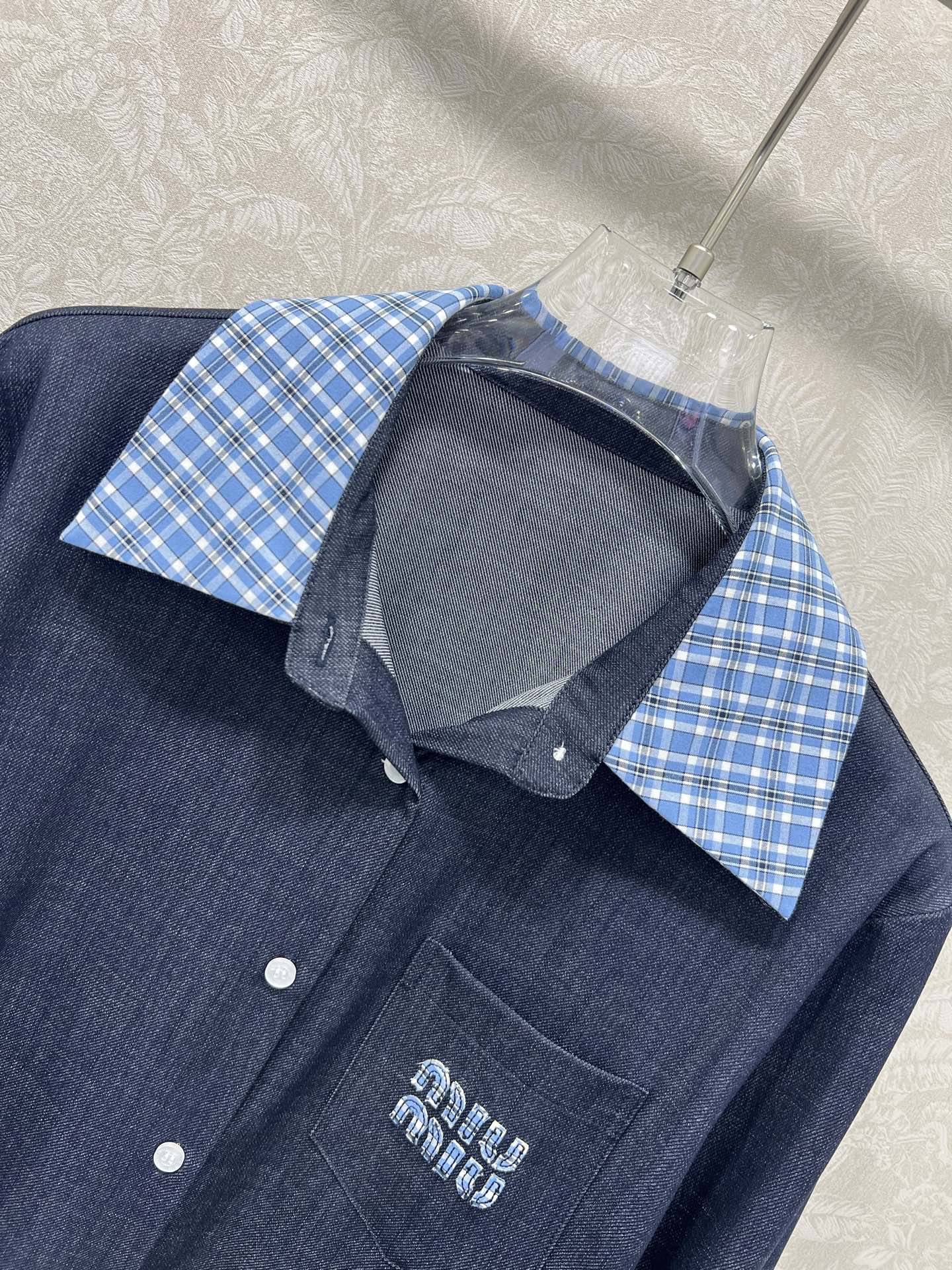 🔥🔥miumi*25新款拼蓝格翻领长袖衬衣 超火爆的蓝格子系列 胸前口袋字母刺绣徽标 撞色polo领单排