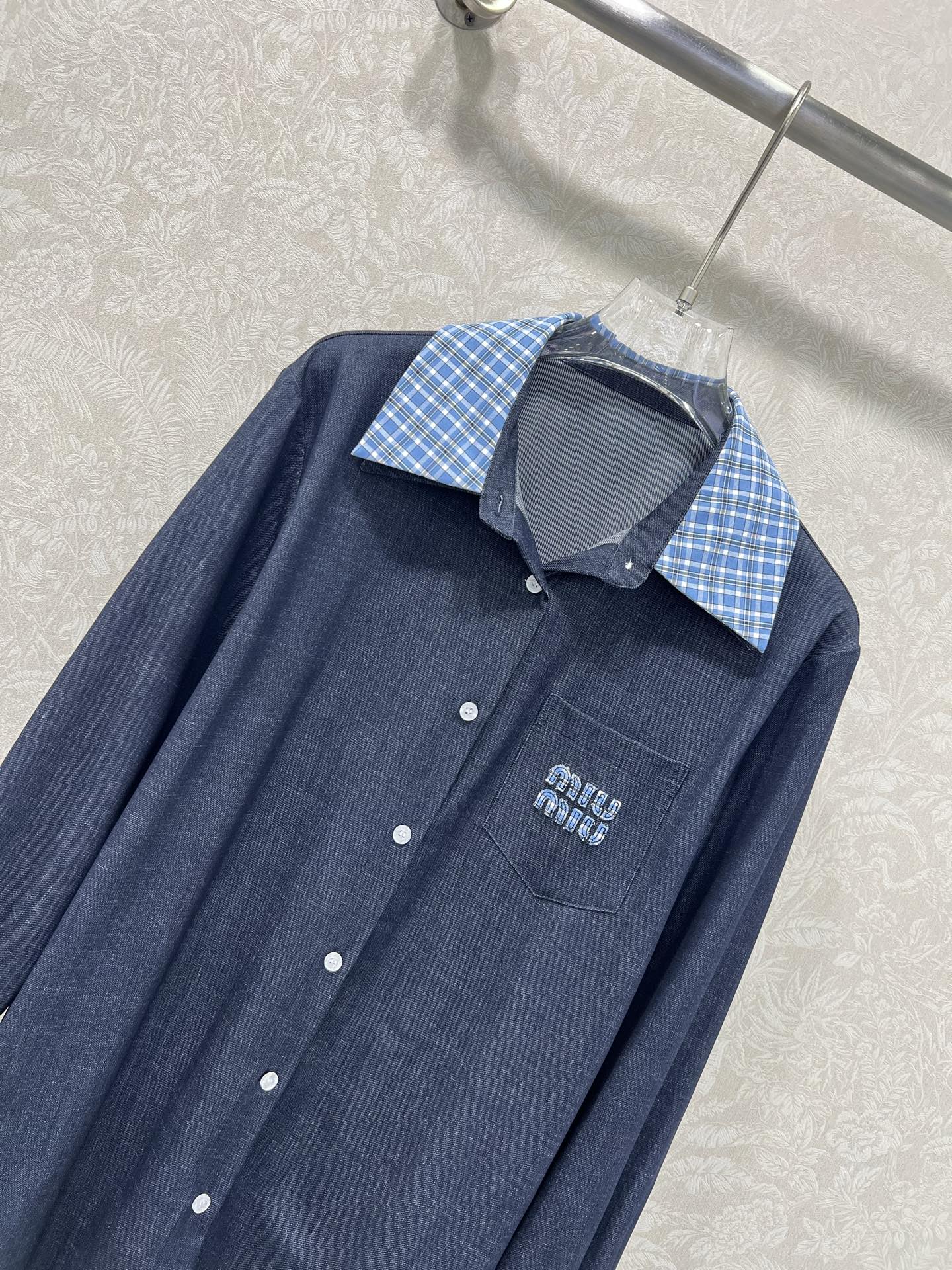 🔥🔥miumi*25新款拼蓝格翻领长袖衬衣 超火爆的蓝格子系列 胸前口袋字母刺绣徽标 撞色polo领单排