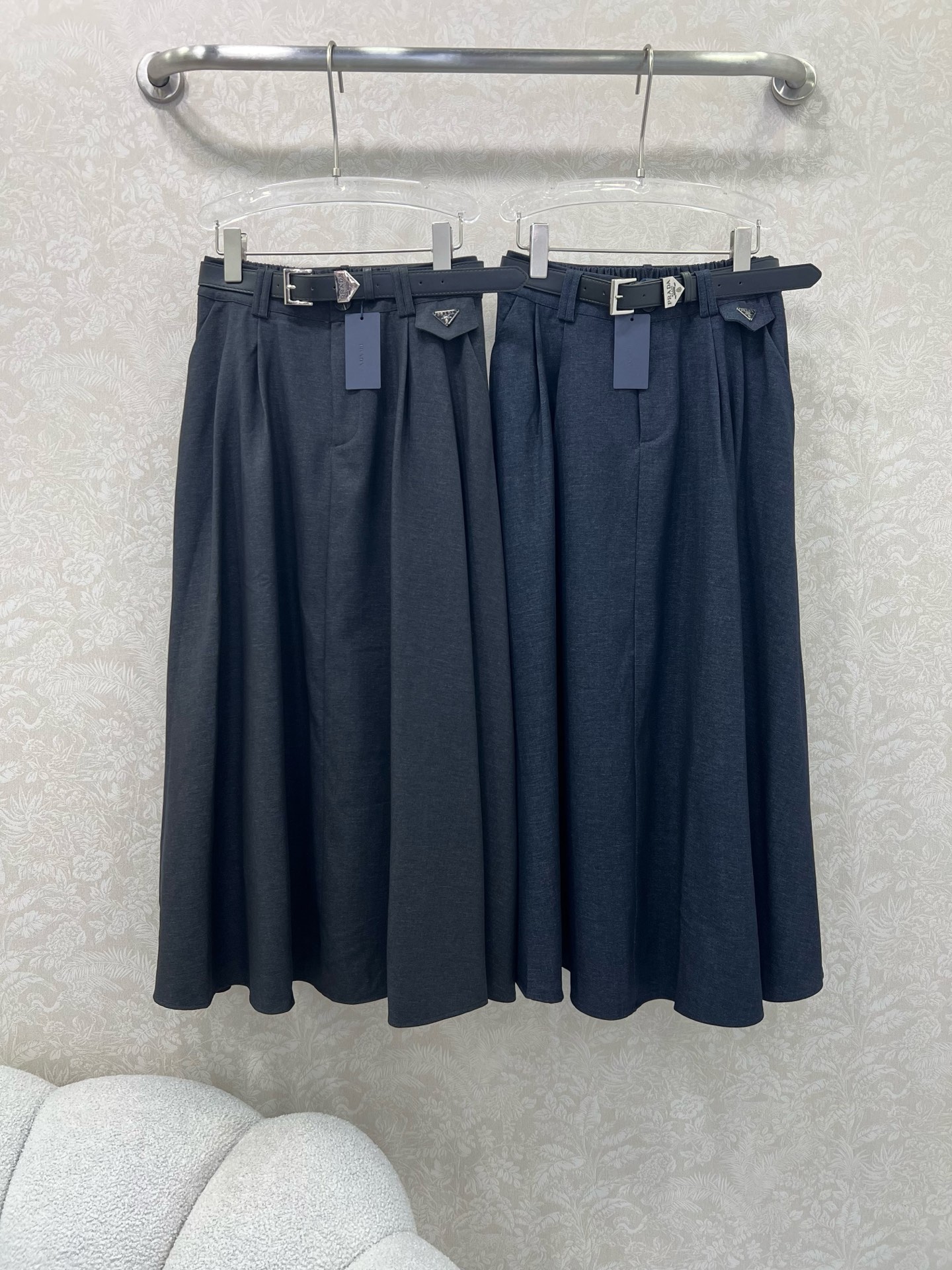 🔥🔥prad*25新款腰带半裙  纯色清爽干净  搭配定制腰带 今年超流行的工装风 版型休闲又显腿直 腰