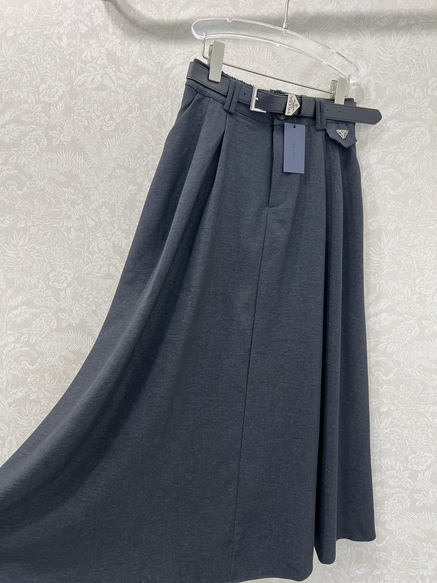 🔥🔥prad*25新款腰带半裙  纯色清爽干净  搭配定制腰带 今年超流行的工装风 版型休闲又显腿直 腰