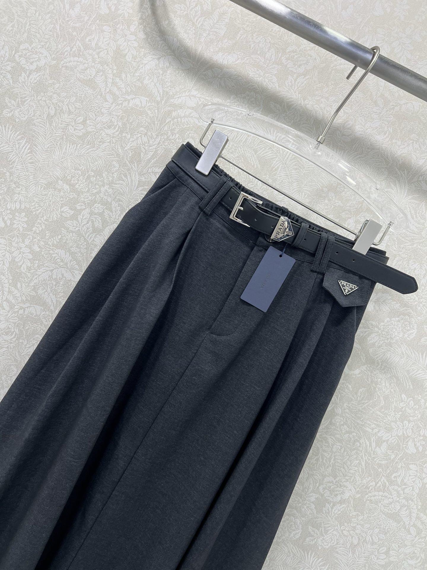 🔥🔥prad*25新款腰带半裙  纯色清爽干净  搭配定制腰带 今年超流行的工装风 版型休闲又显腿直 腰