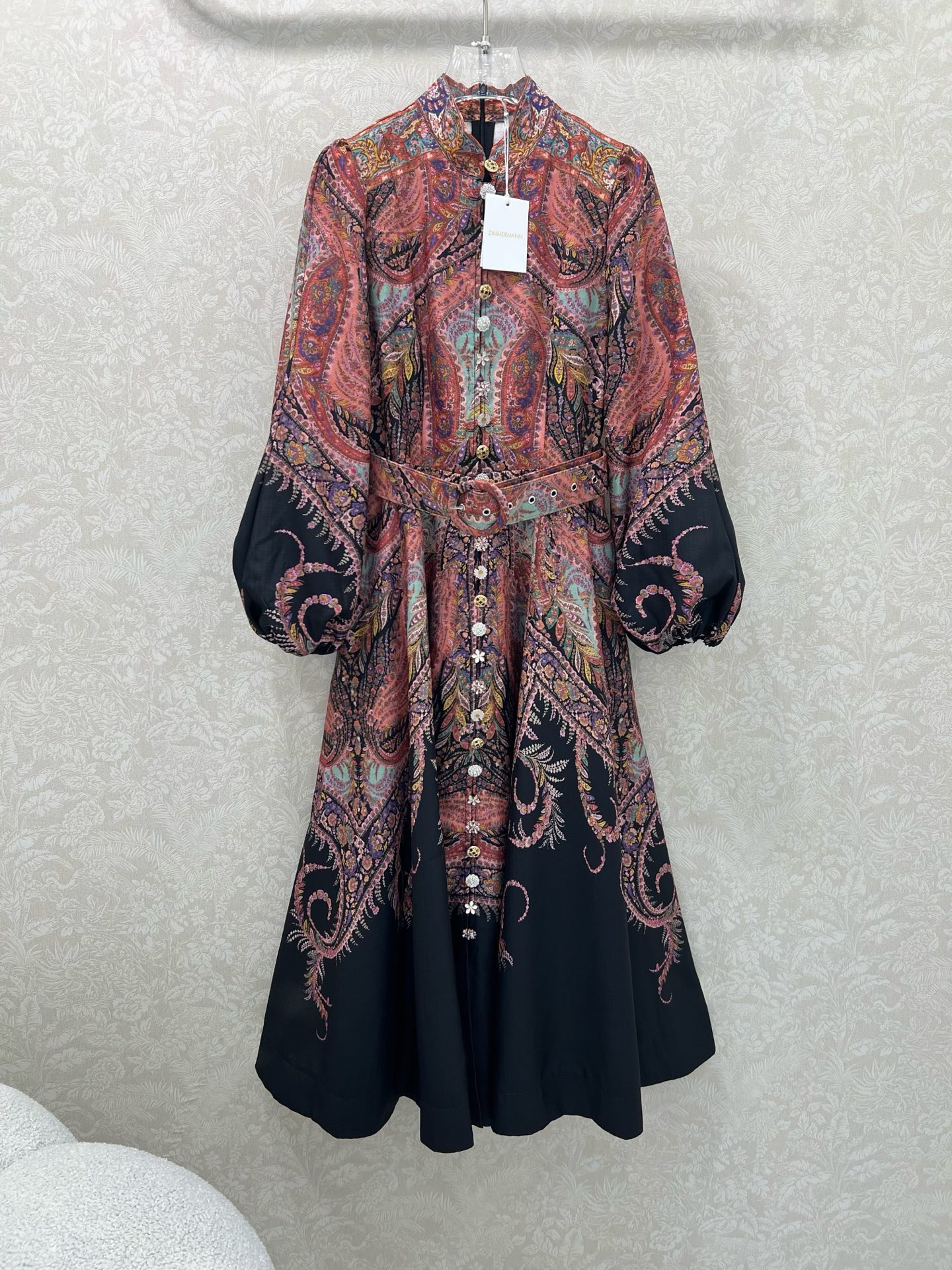 NO:639265,Zimmerman*/Zimmerman 25 new positioning print series is now available ~ long dress, small stand-up collar and lantern sleeve design, custom-made Duobao pattern hardware on the front, super eye-catching and eye-catching. The cuffs are tightened into puff sleeves. Original fabric color belt is included. The skirt is oversized and full of sincerity. Super invincible fairy style. Heavy work details, perfect replica of the counter style. Full of high-end, super correct version. It shows your temperament in any casual match. Long style  2 colors 4 codes SMLXLB, Zimmerman-clothing, skirts, alexander wang19860909Zimmerman*兹/默曼 25新款定位印花系列 同步上新啦~长款连衣裙 小立领和灯笼袖设计 前襟定制多宝花样五金 超吸睛让人眼前一亮 袖口收紧变成泡泡袖 配送本布色系腰带 裙身超大摆用料诚意满满 超无敌仙女款 重工细节,完美复刻专柜款 高级感满满,版型超正 随意一搭都显气质 长款 2色4码SMLXLB,兹默曼-服装,skirts,alexander wang,Women's clothing