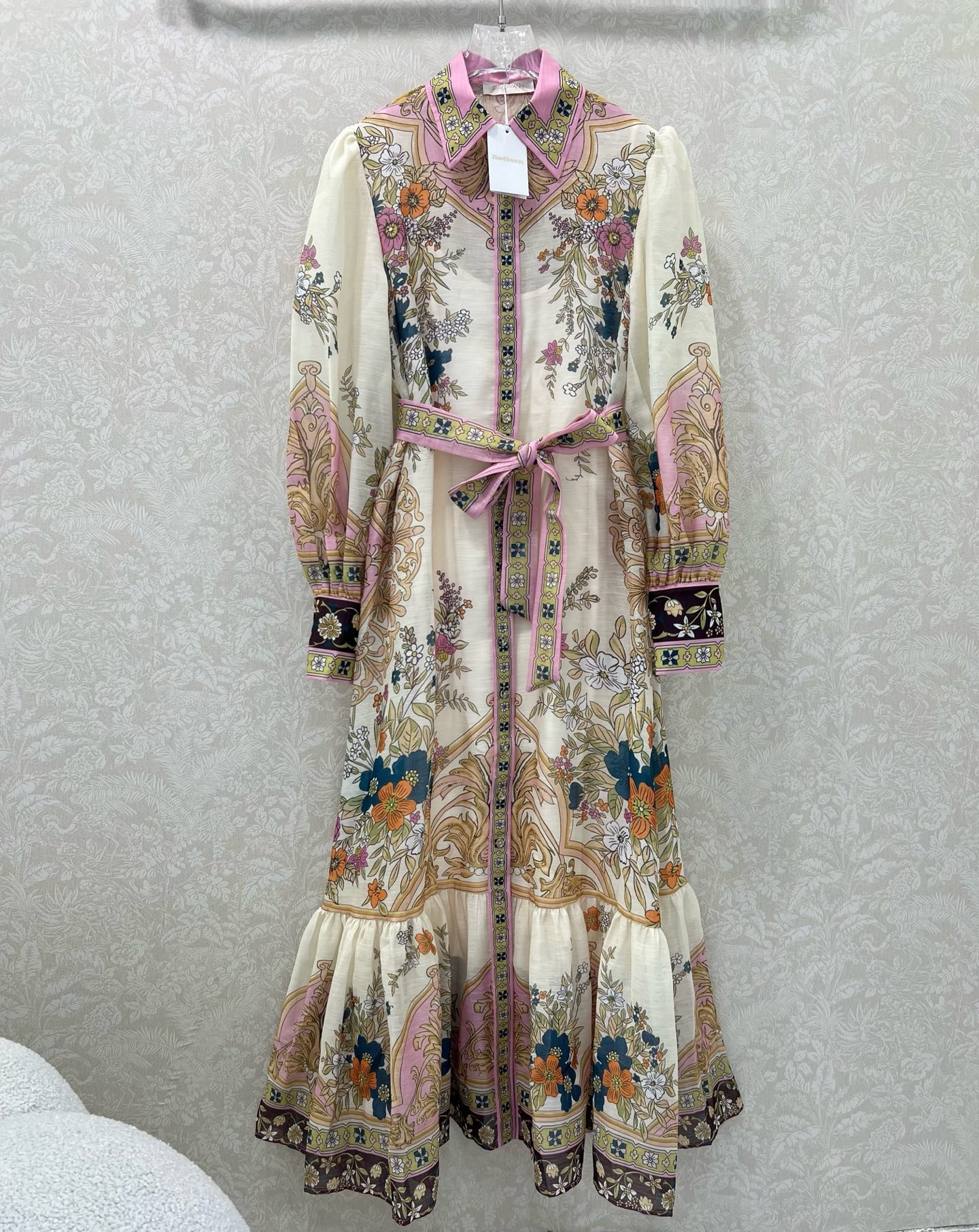 NO:639253,Zimmerman* 25 new lapel long dress, lantern sleeve design, front placket, single-row genuine fabric covered button design, cuffs tightened to become puff sleeves, genuine fabric belt delivered, waist-cinching skirt, oversized skirt, full of sincerity, fishtail hem is the icing on the cake, super invincible fairy style, heavy work details, perfect replica of the counter style, full of high-end, super correct version, casual wear will show your temperament  1 color 4 codes SMLXLB, Zimmerman-clothing, skirts, alexander wang19860909Zimmerman*兹/默曼 25新款翻领长款连衣裙 灯笼袖设计前襟单排本布包扣设计 袖口收紧变成泡泡袖 配送本布腰带 腰身收腰裙身超大摆用料诚意满满 下摆鱼尾更是锦上添花 超无敌仙女款 重工细节,完美复刻专柜款 高级感满满,版型超正 随意一搭都显气质 1色4码SMLXLB,兹默曼-服装,skirts,alexander wang,Women's clothing