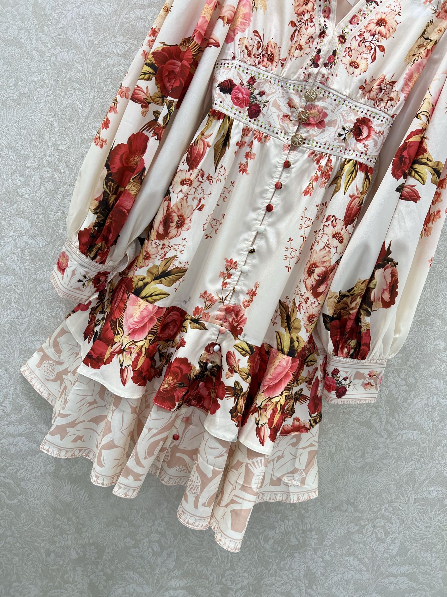 🔥🔥Zimmerman*兹/默曼 25新款玫瑰花朵🌸印花连衣裙、V领灯笼袖双层下摆设计腰身褶皱勾勒腰线 