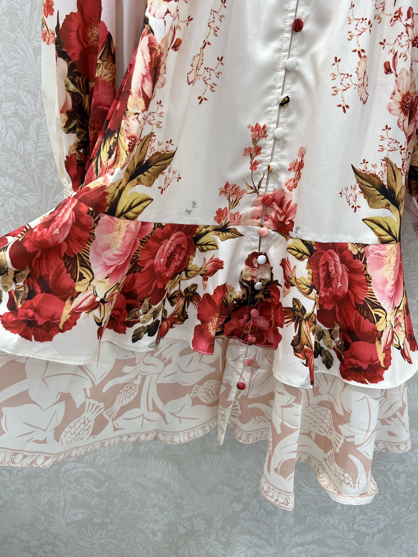 🔥🔥Zimmerman*兹/默曼 25新款玫瑰花朵🌸印花连衣裙、V领灯笼袖双层下摆设计腰身褶皱勾勒腰线 