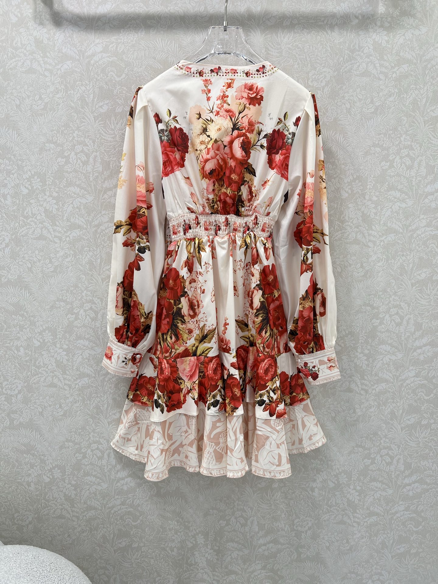 🔥🔥Zimmerman*兹/默曼 25新款玫瑰花朵🌸印花连衣裙、V领灯笼袖双层下摆设计腰身褶皱勾勒腰线 