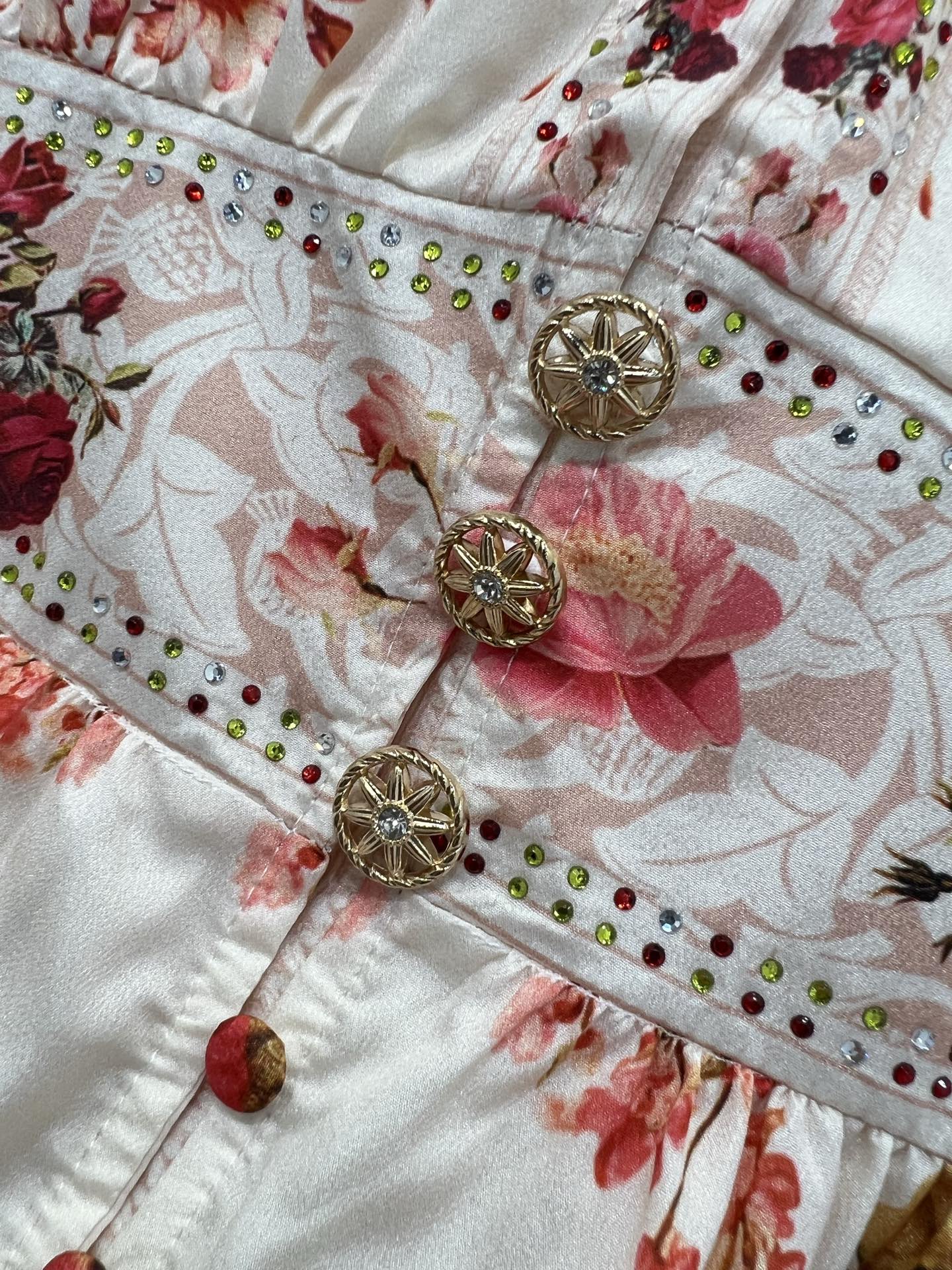 🔥🔥Zimmerman*兹/默曼 25新款玫瑰花朵🌸印花连衣裙、V领灯笼袖双层下摆设计腰身褶皱勾勒腰线 