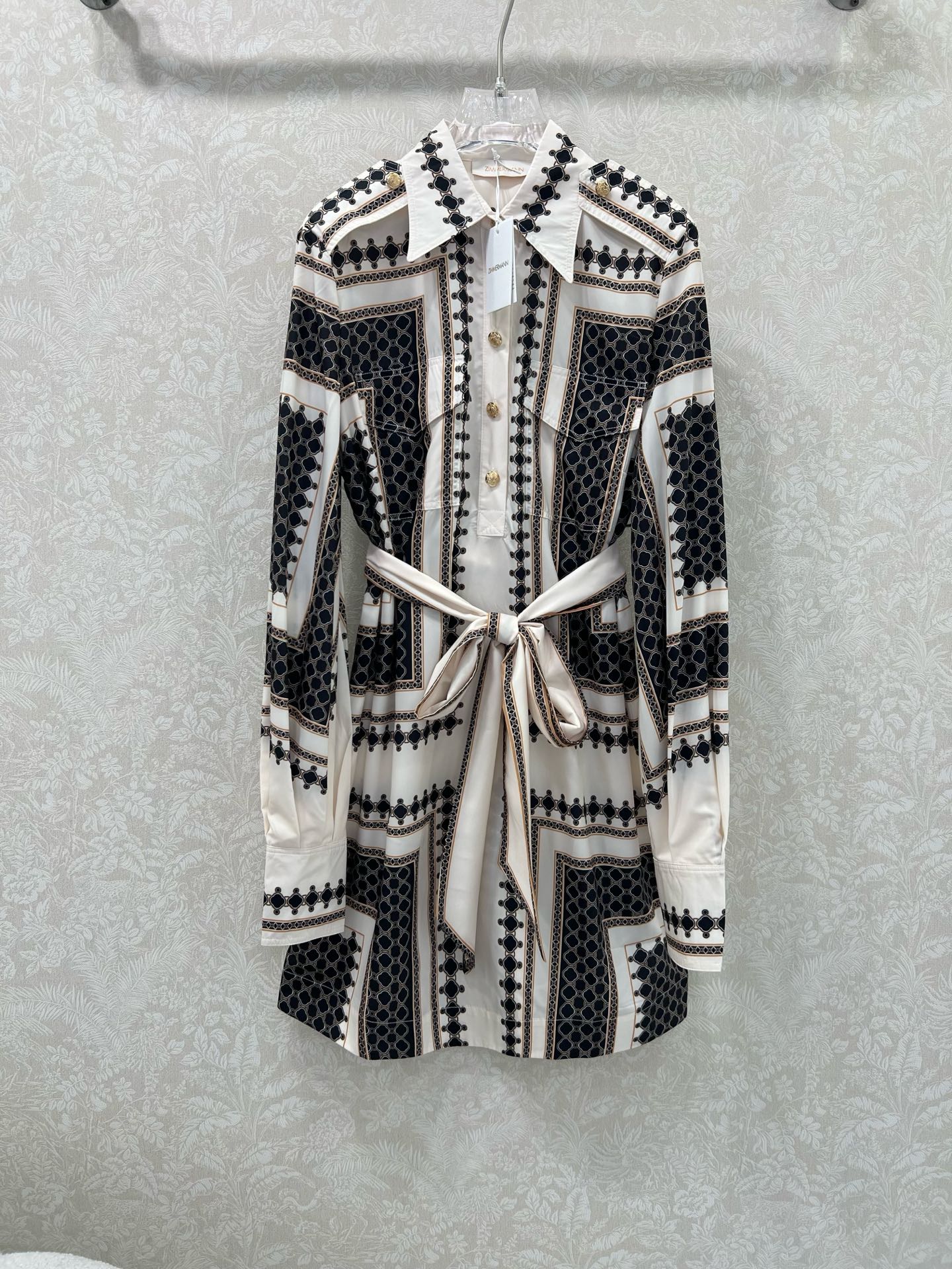 NO:639262,Zimmerman*/Zimmerman 25 new four-leaf clover contrasting print series is now available. Lapel and lantern sleeve design. Customized front hardware. Breast pocket is very eye-catching. The cuffs are tightened to become puff sleeves. Original fabric color belt is included. The skirt is oversized and full of sincerity. Super invincible fairy style. Heavy workmanship details, perfect reproduction of the counter style. Full of high-end feeling, super correct version. You can wear it casually to show your temperament.  Monochrome size 4 SMLXLB, Zimmerman-clothing, skirts, alexander wang19860909Zimmerman*兹/默曼 25新款四叶草撞色印花系列 同步上新啦 翻领和灯笼袖设计 前襟定制五金 胸前口袋超吸睛让人眼前一亮 袖口收紧变成泡泡袖 配送本布色系腰带 裙身超大摆用料诚意满满 超无敌仙女款 重工细节,完美复刻专柜款 高级感满满,版型超正 随意一搭都显气质 单色4码SMLXLB,兹默曼-服装,skirts,alexander wang,Women's clothing