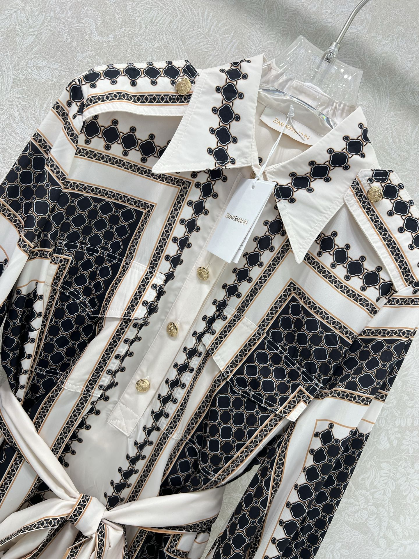 🔥🔥Zimmerman*兹/默曼 25新款四叶草🍀撞色印花系列 同步上新啦 翻领和灯笼袖设计 前襟定制五