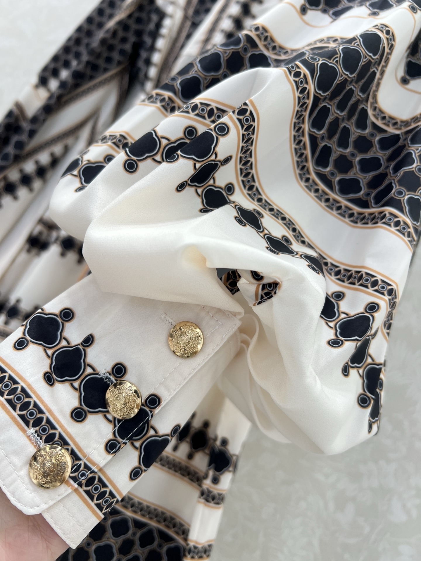 🔥🔥Zimmerman*兹/默曼 25新款四叶草🍀撞色印花系列 同步上新啦 翻领和灯笼袖设计 前襟定制五