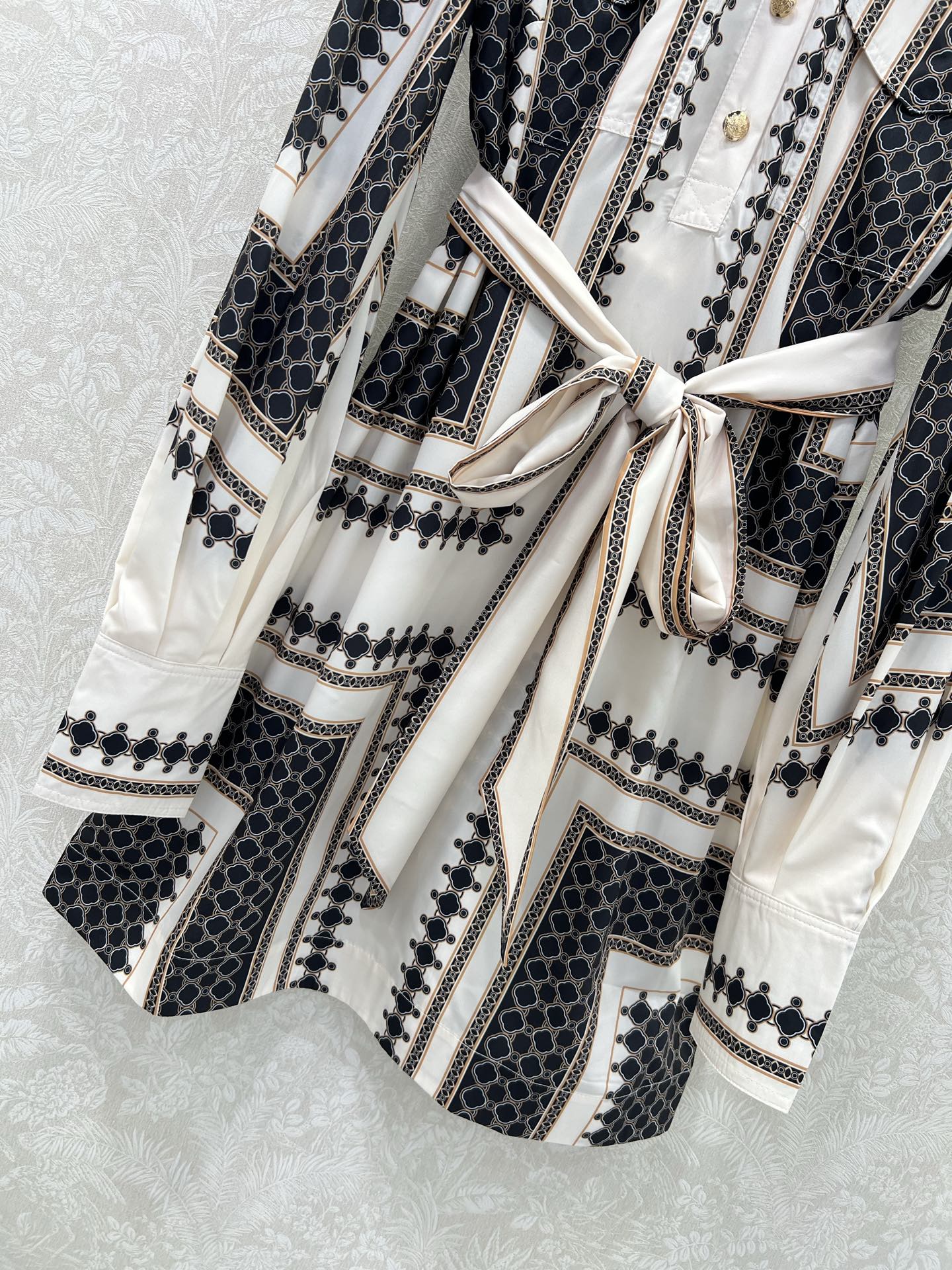 🔥🔥Zimmerman*兹/默曼 25新款四叶草🍀撞色印花系列 同步上新啦 翻领和灯笼袖设计 前襟定制五