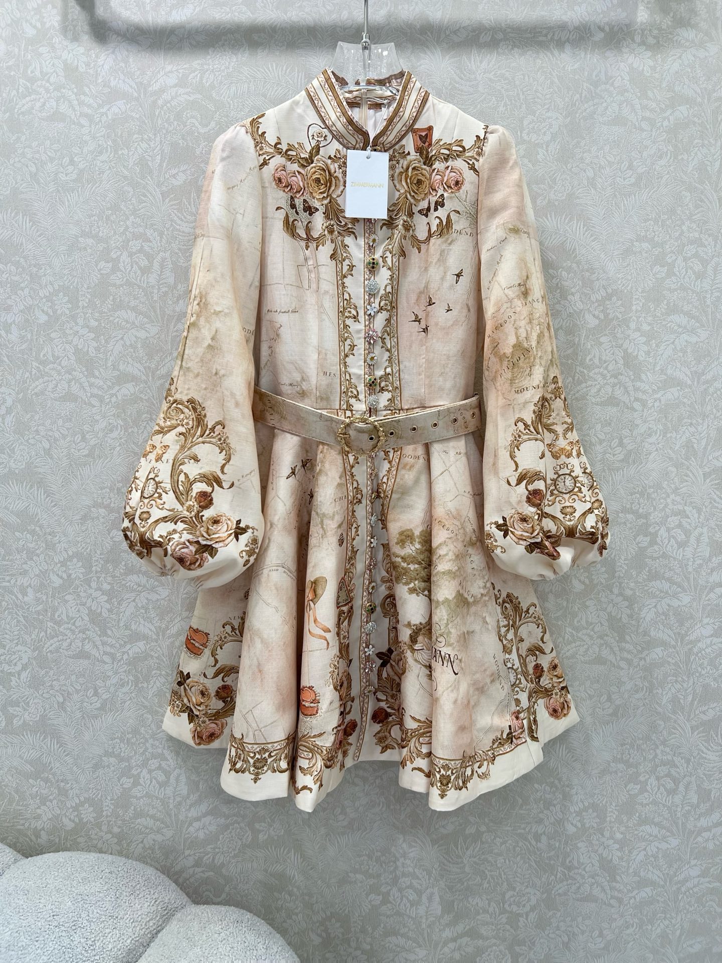 NO:639251,Zimmerman*/Zimmerman 25 new positioning printing series is now available ~ short dress, small stand-up collar and lantern sleeve design with brand letter printing, custom-made Duobao pattern hardware on the front, super eye-catching and eye-catching. The cuffs are tightened into puff sleeves. Original fabric color belt is delivered. The skirt is oversized and the materials are full of sincerity. Super invincible fairy style. Heavy-duty details, perfect reproduction of the counter style. Full of high-end, super correct version. It shows your temperament in any casual match.  Short style 2 colors 4 codes SMLXLB, Zimmerman-clothing, skirts, alexander wang19860909Zimmerman*兹/默曼 25新款定位印花系列 同步上新啦~短款连衣裙 品牌字母印花小立领和灯笼袖设计 前襟定制多宝花样五金 超吸睛让人眼前一亮 袖口收紧变成泡泡袖 配送本布色系腰带 裙身超大摆用料诚意满满 超无敌仙女款 重工细节,完美复刻专柜款 高级感满满,版型超正 随意一搭都显气质 短款 2色4码SMLXLB,兹默曼-服装,skirts,alexander wang,Women's clothing