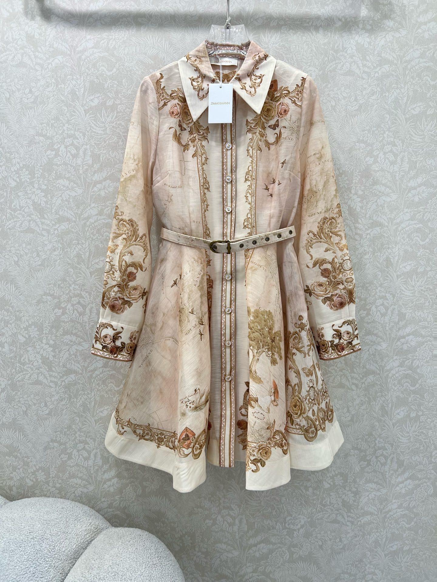 NO:639254,Zimmerman* 25 new positioning floral lapel long-sleeved dress. Lantern sleeve design. Front placket. Single row of genuine cloth button design. Cuffs tightened to become puff sleeves. Distribution of genuine cloth belt. Waist-cinching skirt. Oversized hem. Full of sincerity. Brand letter printing is super invincible fairy style. Heavy workmanship details, perfect reproduction of counter style. Full sense of high-end, super correct version. It shows temperament in any casual wear.  Monochrome size 4 SMLXLB, Zimmerman-clothing, skirts, alexander wang19860909Zimmerman*兹/默曼 25新款定位花翻领长袖连衣裙 灯笼袖设计前襟单排本布包扣设计 袖口收紧变成泡泡袖 配送本布腰带 腰身收腰裙身超大摆用料诚意满满 品牌字母印花超无敌仙女款 重工细节,完美复刻专柜款 高级感满满,版型超正 随意一搭都显气质 单色4码SMLXLB,兹默曼-服装,skirts,alexander wang,Women's clothing