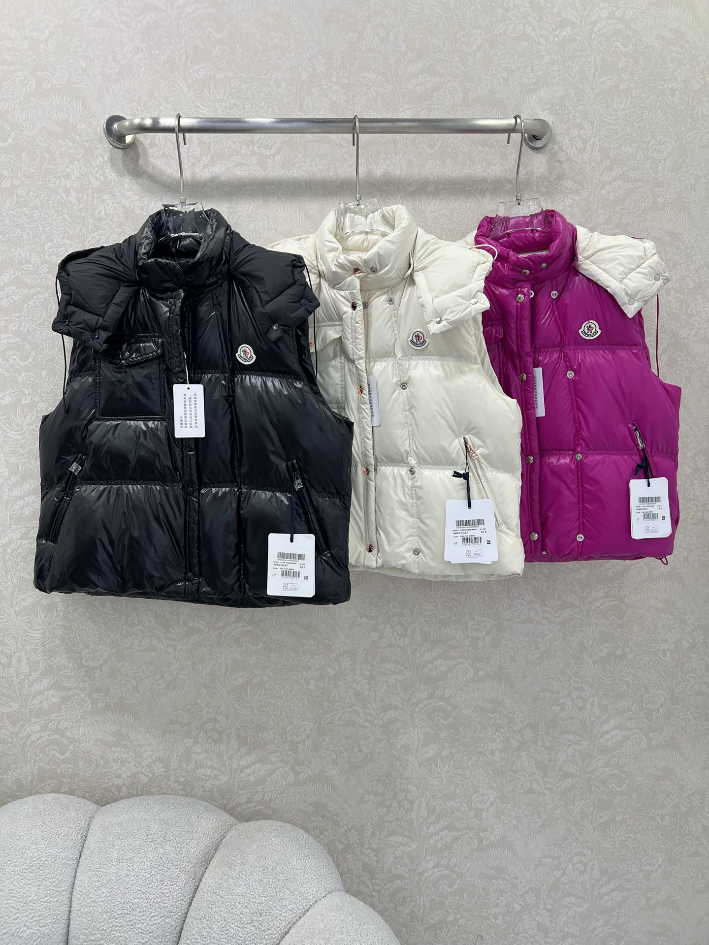 🔥🔥Moncle* 25新款可拆卸连帽立领羽绒马甲  高版出品！白鹅绒填充内里 整件轻薄保暖 修身马甲时