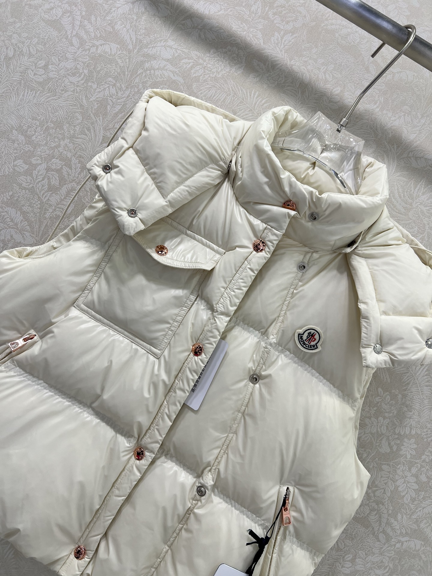 🔥🔥Moncle* 25新款可拆卸连帽立领羽绒马甲  高版出品！白鹅绒填充内里 整件轻薄保暖 修身马甲时