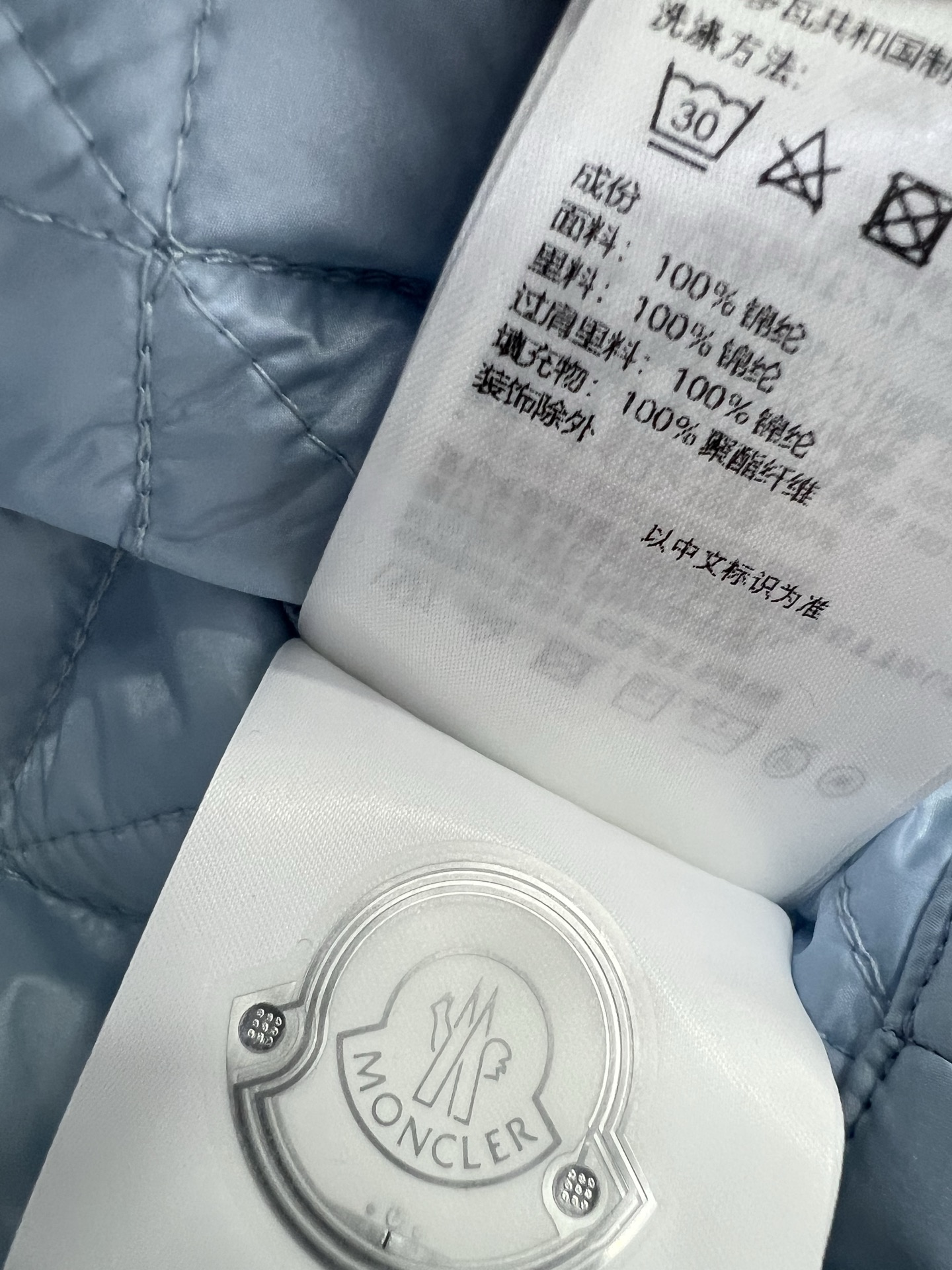 🔥🔥Moncle*25新款A摆藤格纹棉服马甲
定制YB防风防水尼龙材质 羽绒棉填充内里 整件轻型保暖 薄